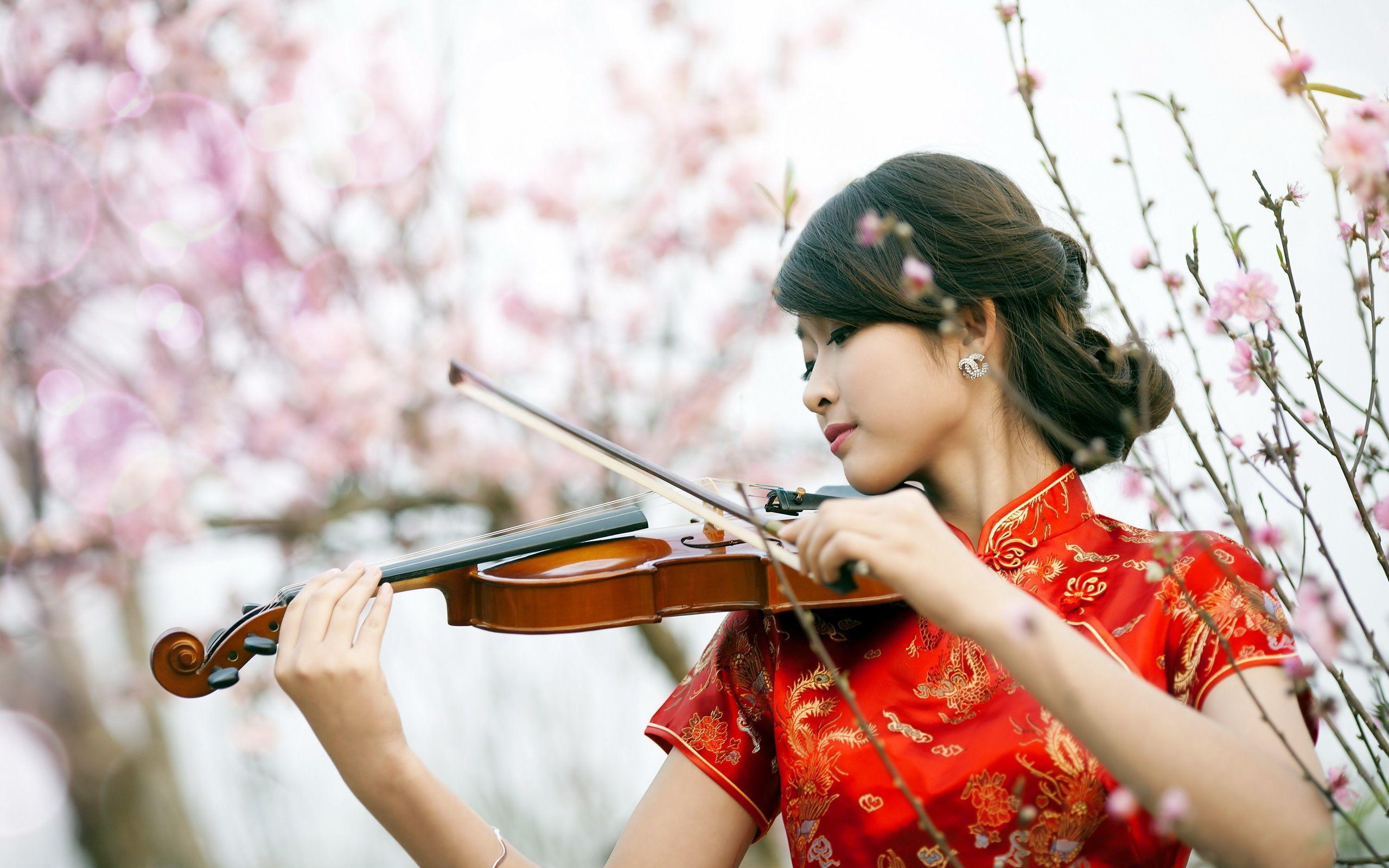 Woman playing the violin Wallpaper