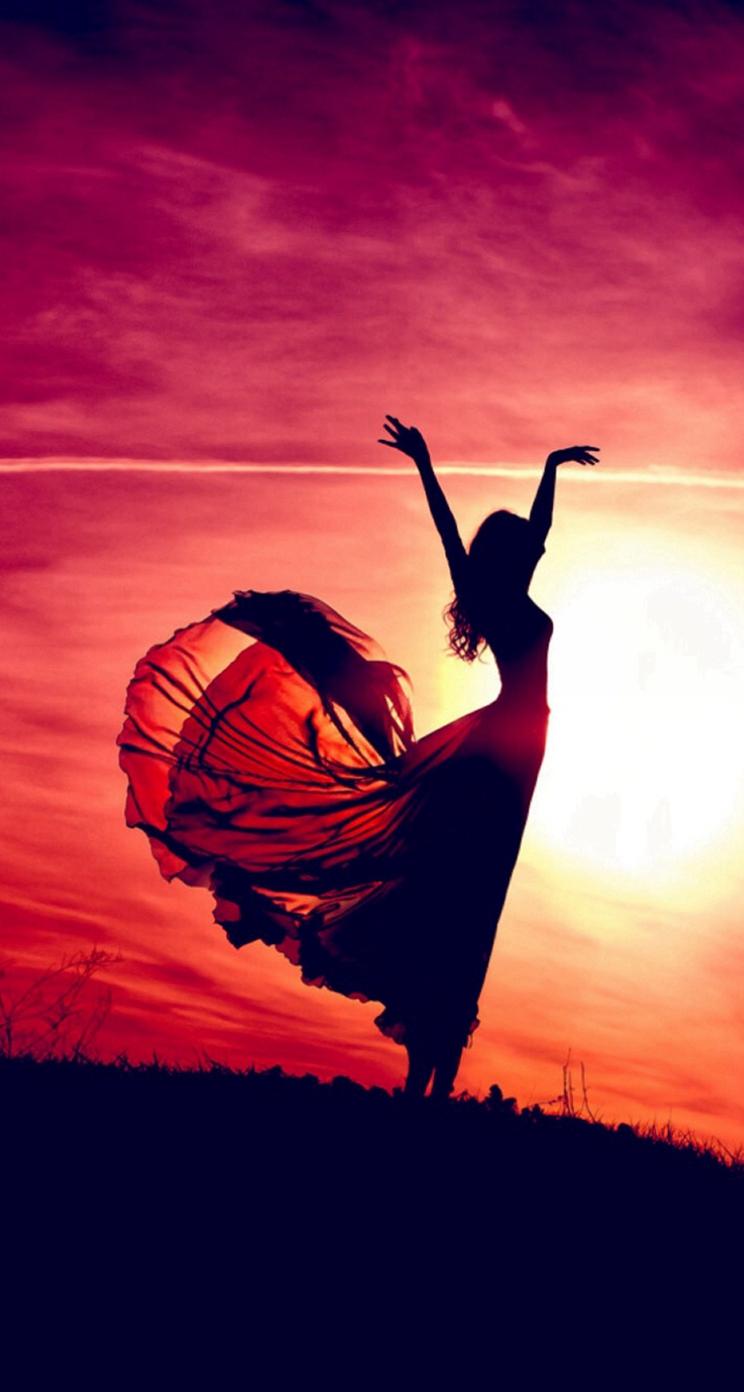 Aesthetic Dancing Sunshine Beauty Girl iPhone se Wallpaper Download