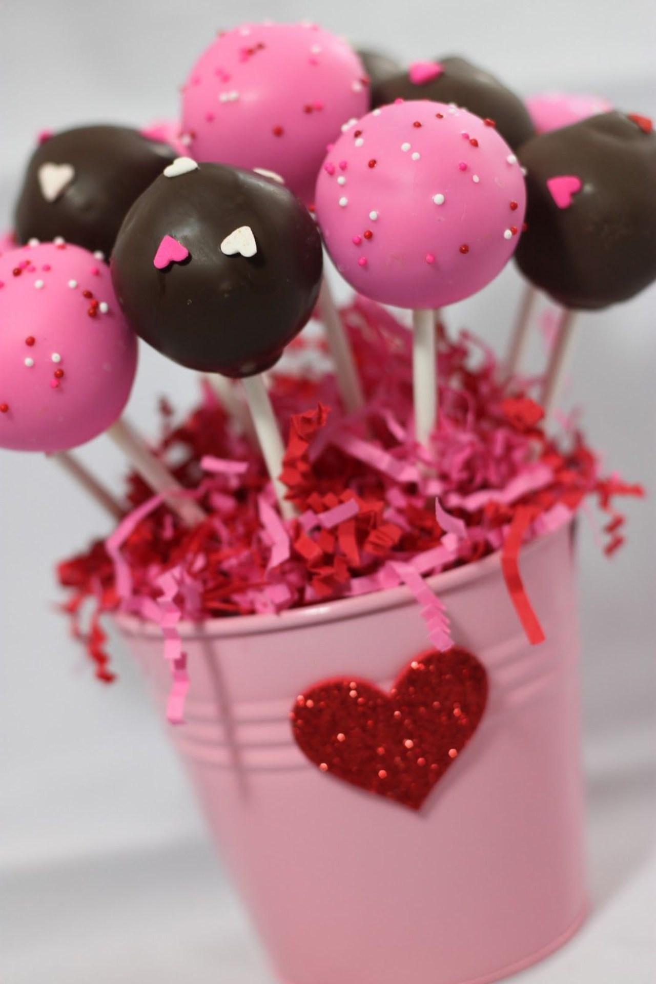 20 Valentine's Day Cake Pops For Your Little Sweethearts