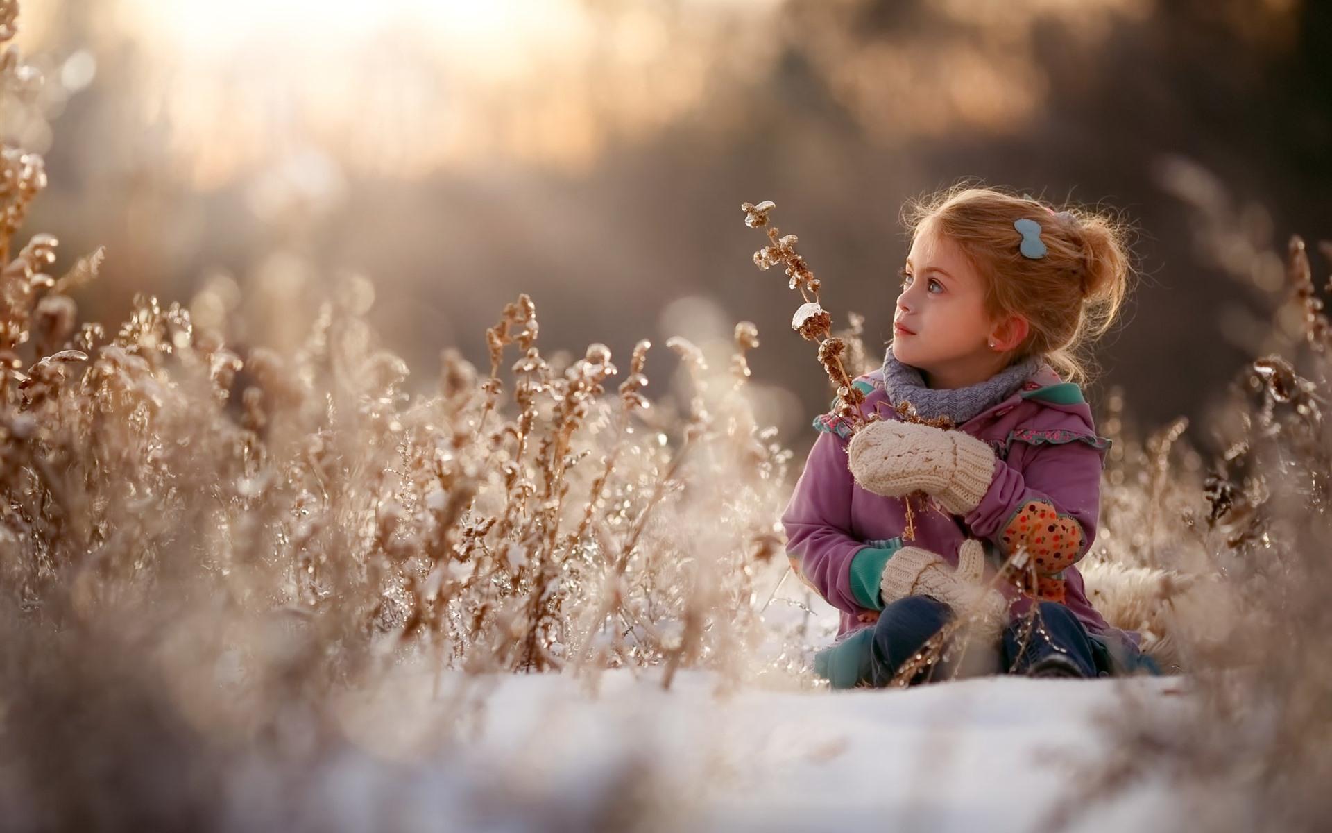 Wallpaper Cute little girl, winter, snow, bushes 1920x1200 HD