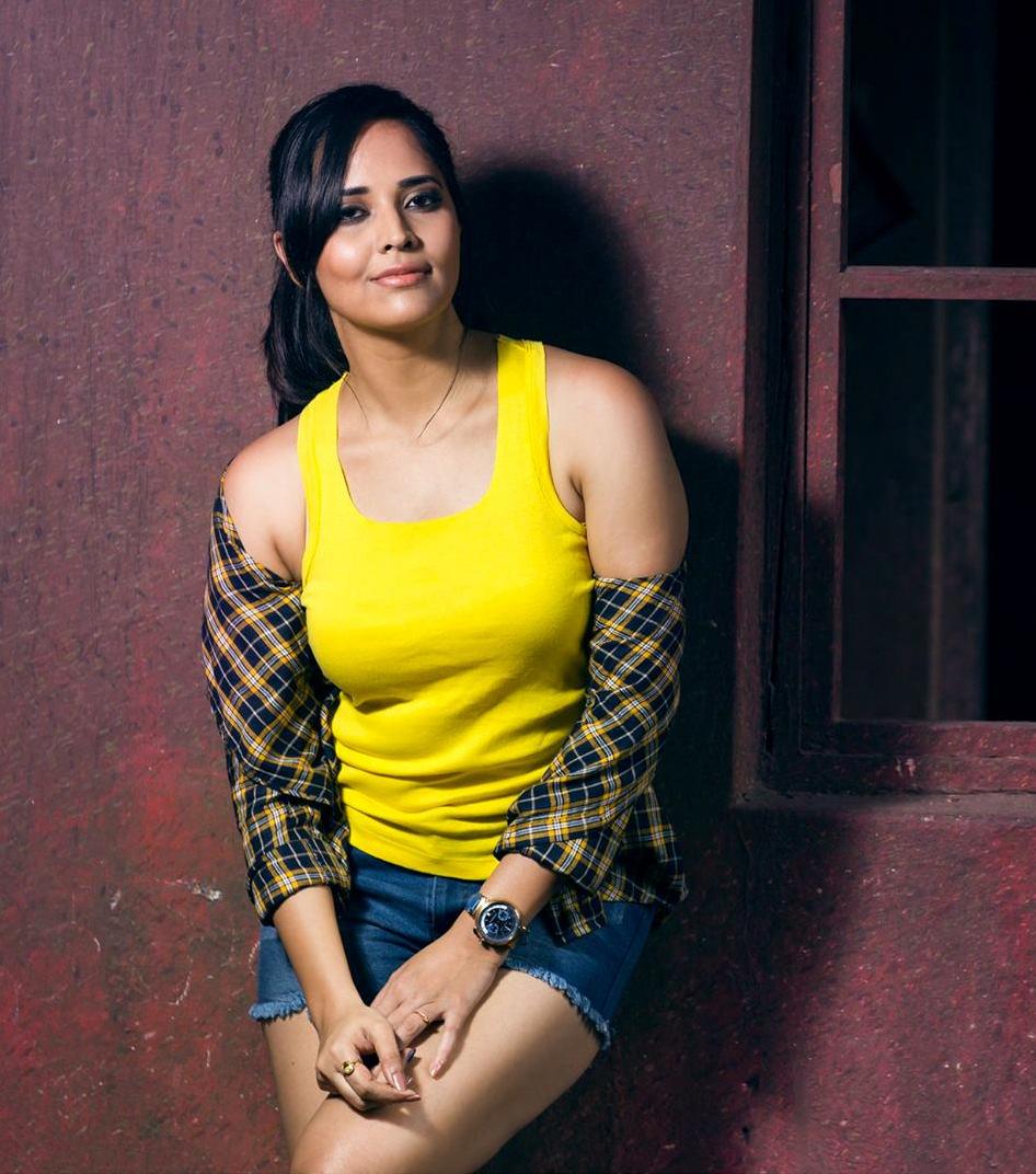 Anasuya Bharadwaj denies breaking fan's phone after he tried to take