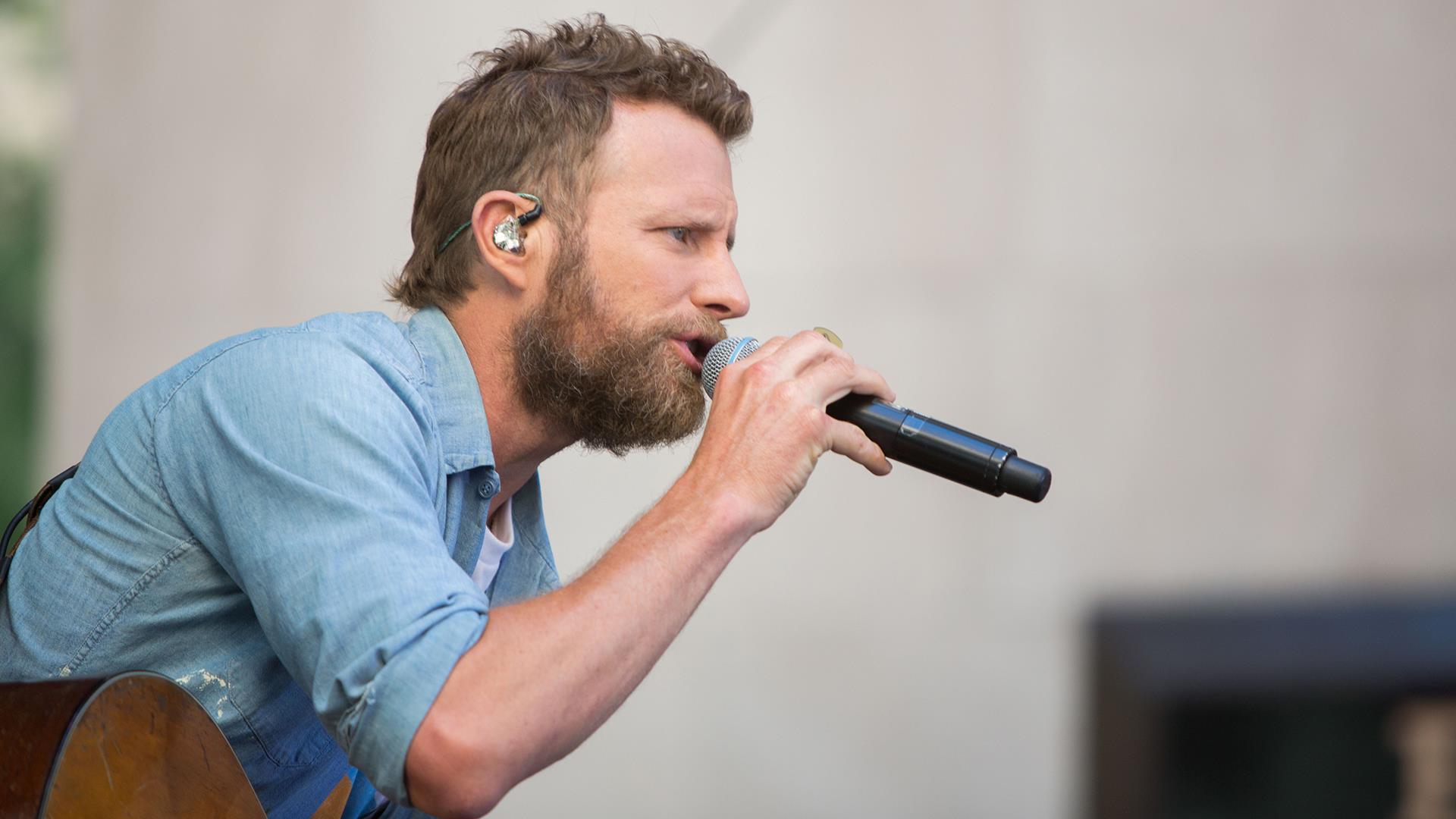 Dierks Bentley sings ‘Somewhere on a Beach’ live on the TODAY plaza