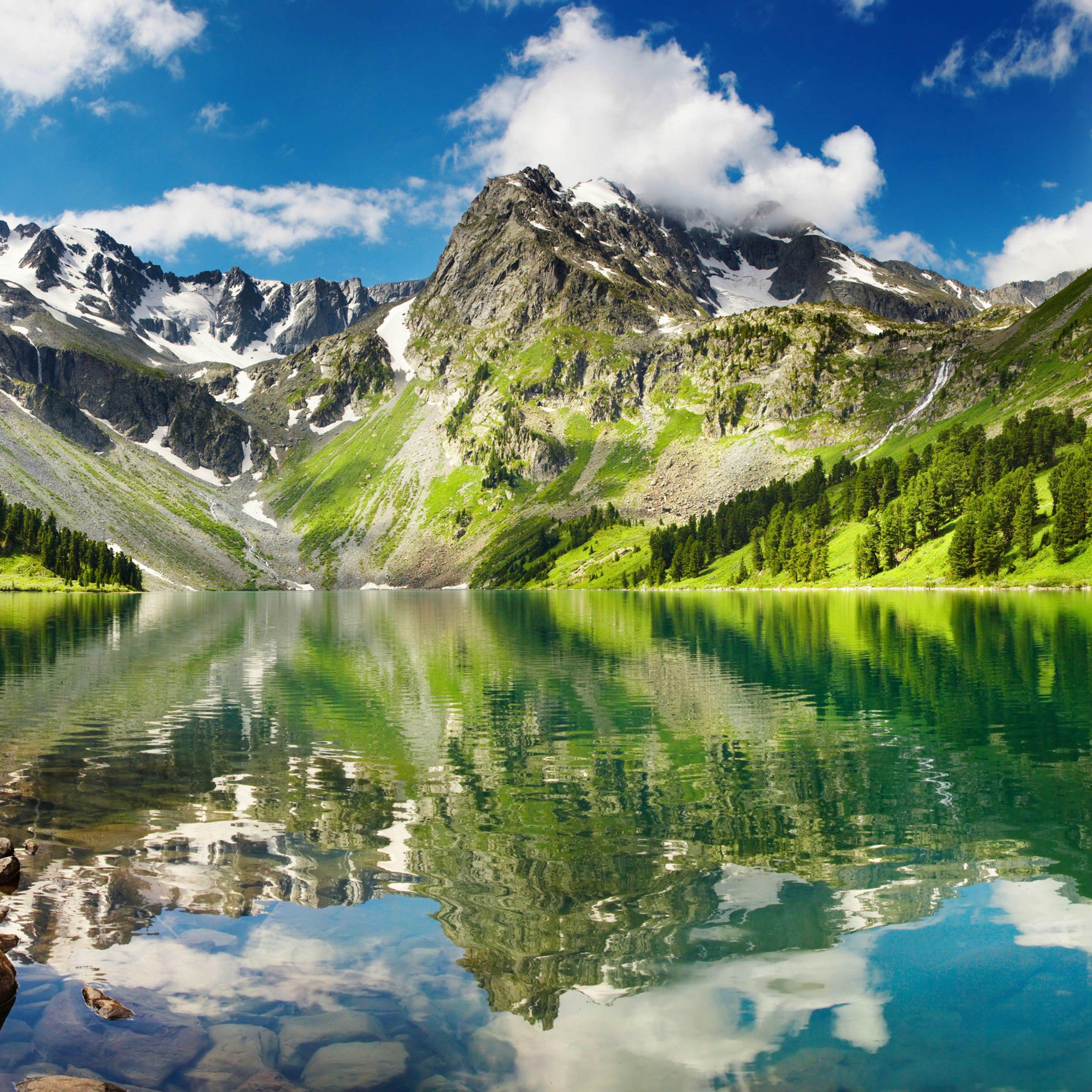 Lake Mountains Grass Sky Summer iPad Pro Wallpaper. Paisaje de