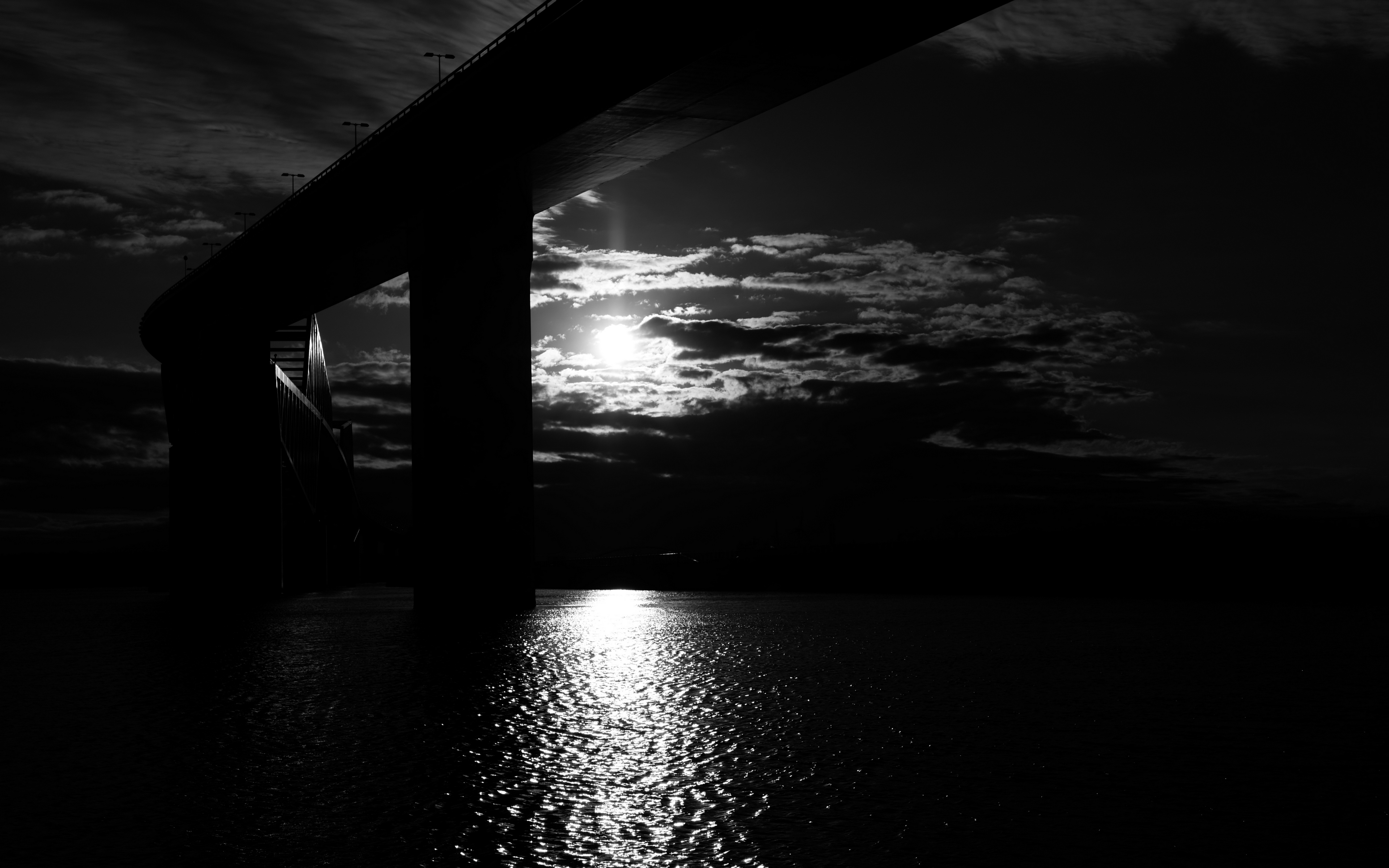 Download wallpaper 3840x2400 bridge, sun, bw, dark, river