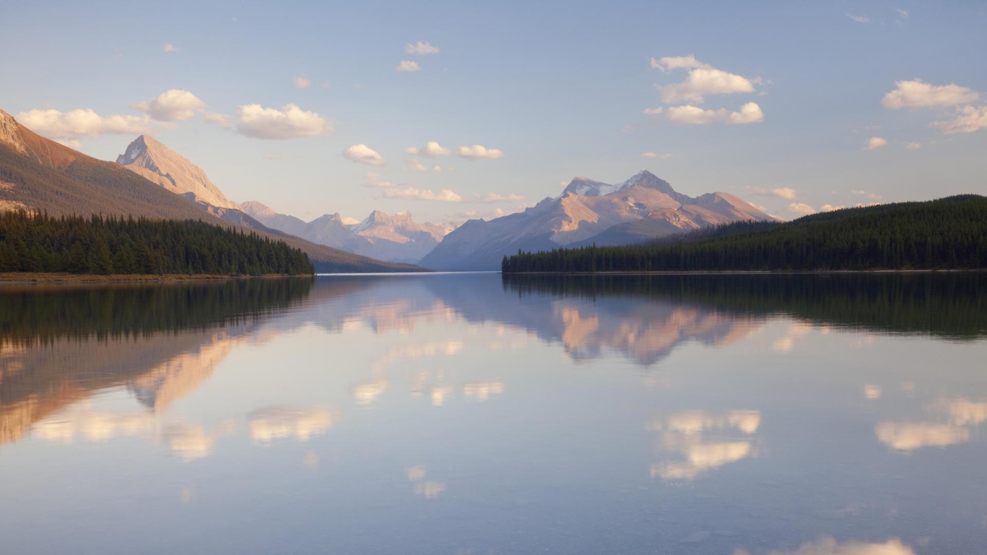 Maligne Lake, Alberta, Canada Widescreen Wallpaper. Wide Wallpaper.NET
