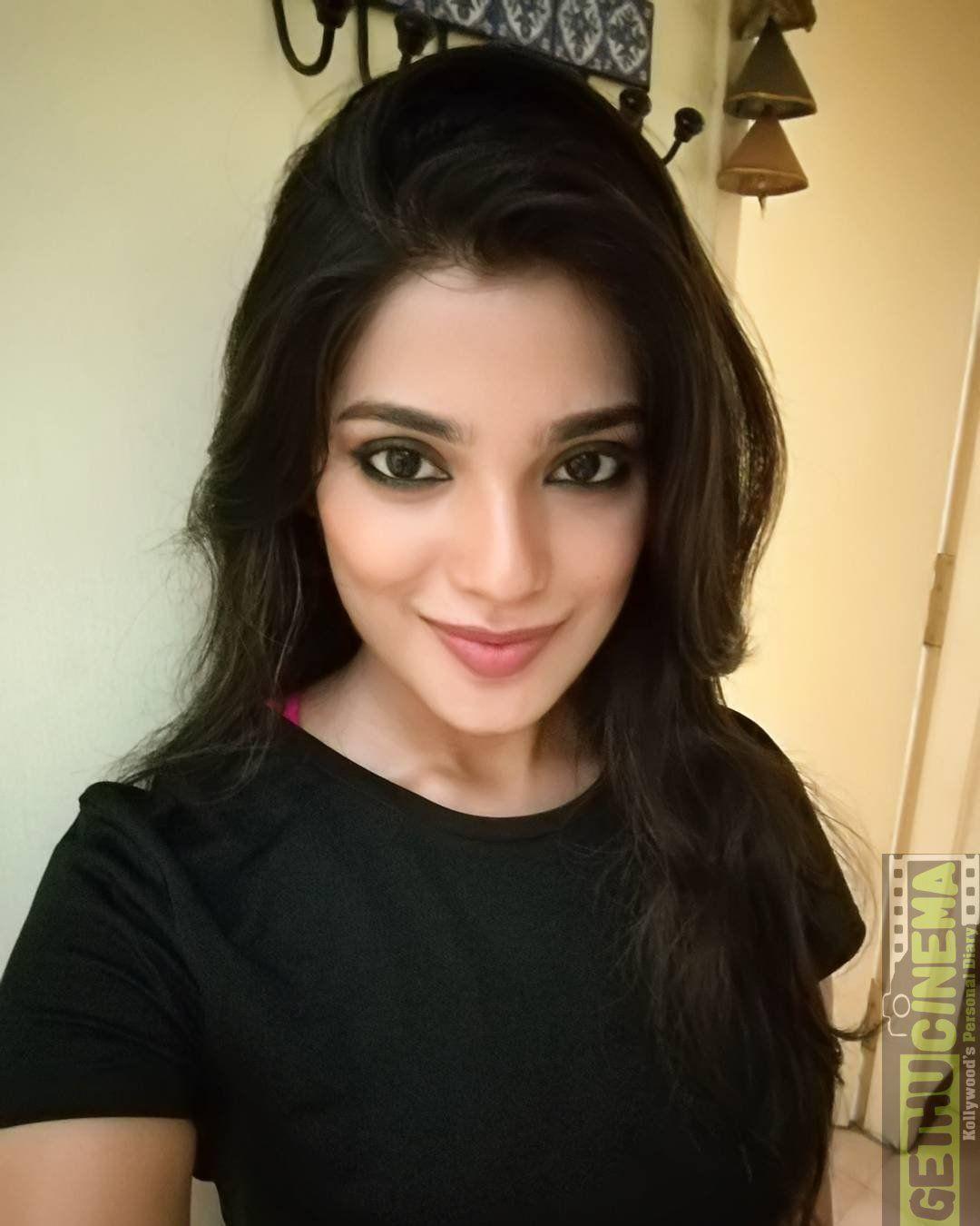 Meesaya Murukku Actress Aathmika Latest Cute HD Picture. Sweetness