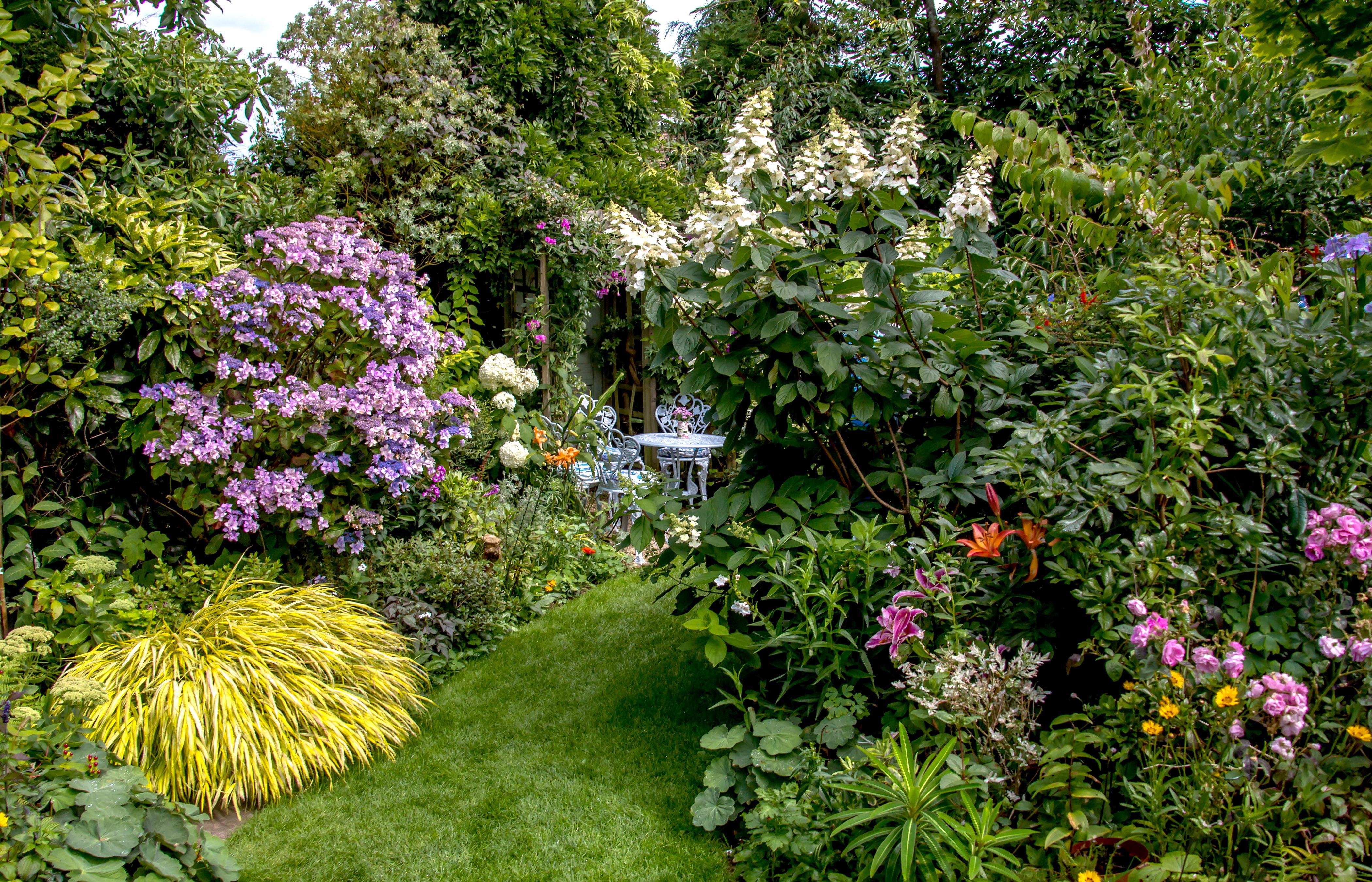 English Garden in Springtime 4k Ultra HD Wallpaper. Background