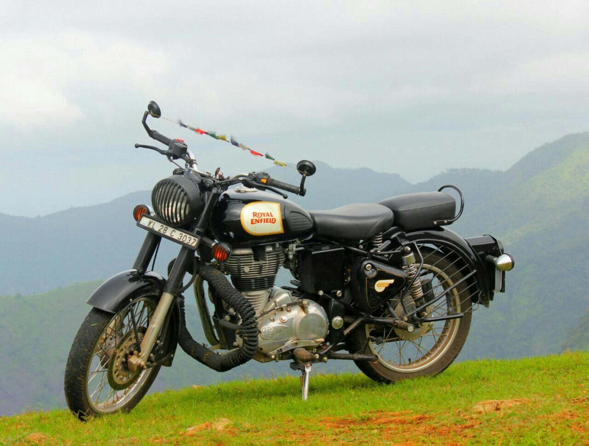 Royal Enfield Wallpaper For Laptop - Rev Up Your Screens with Stunning