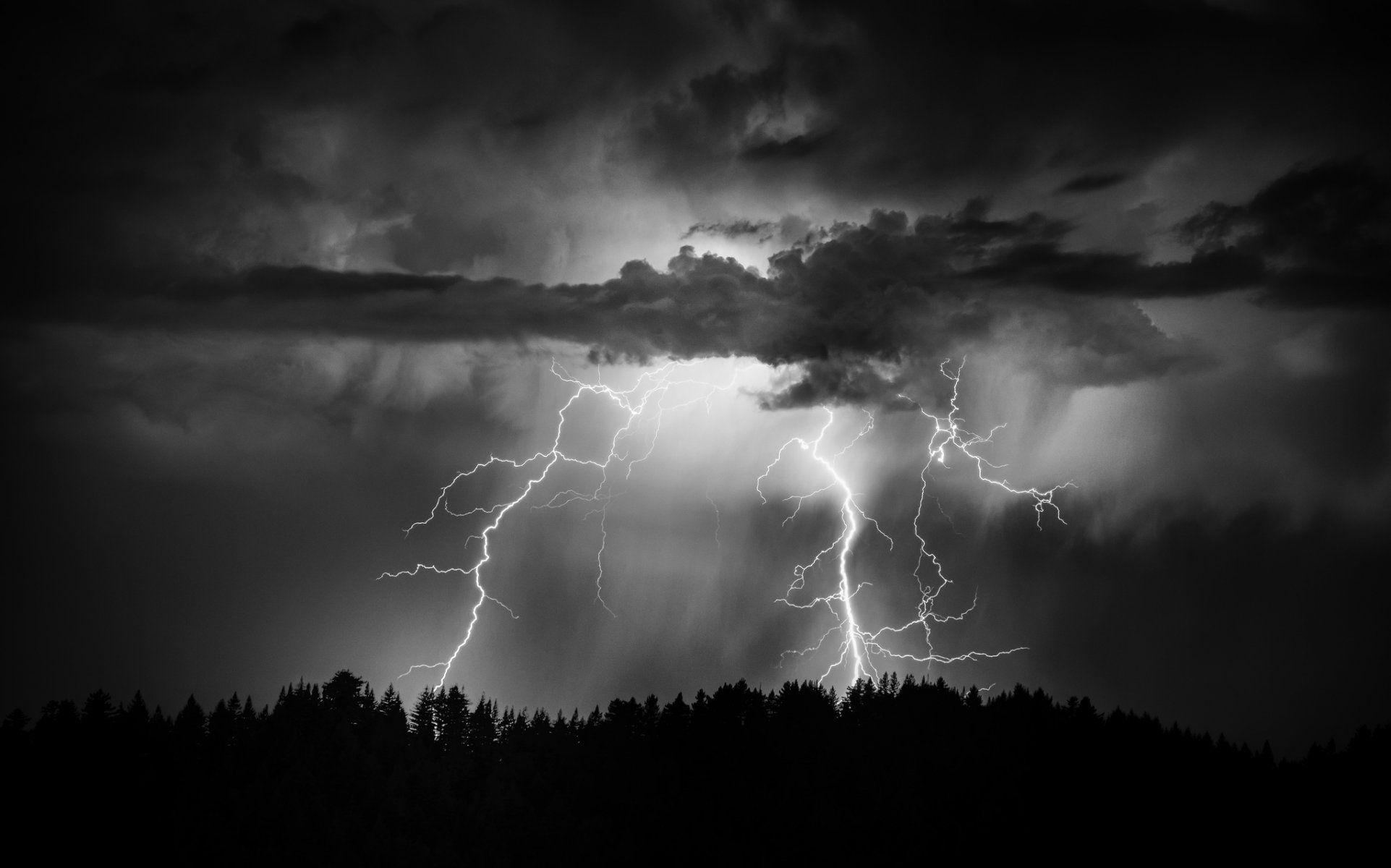 Résultat de recherche d'image pour black and white snow forest. Lightning photography, Lightning, Clouds