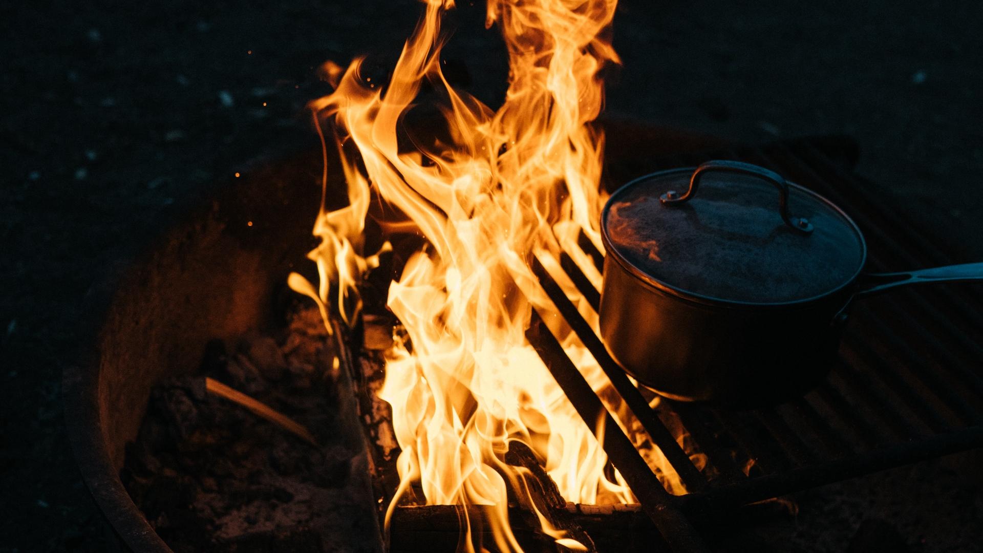 Download wallpaper 1920x1080 campfire, camping, fire, dishes, night