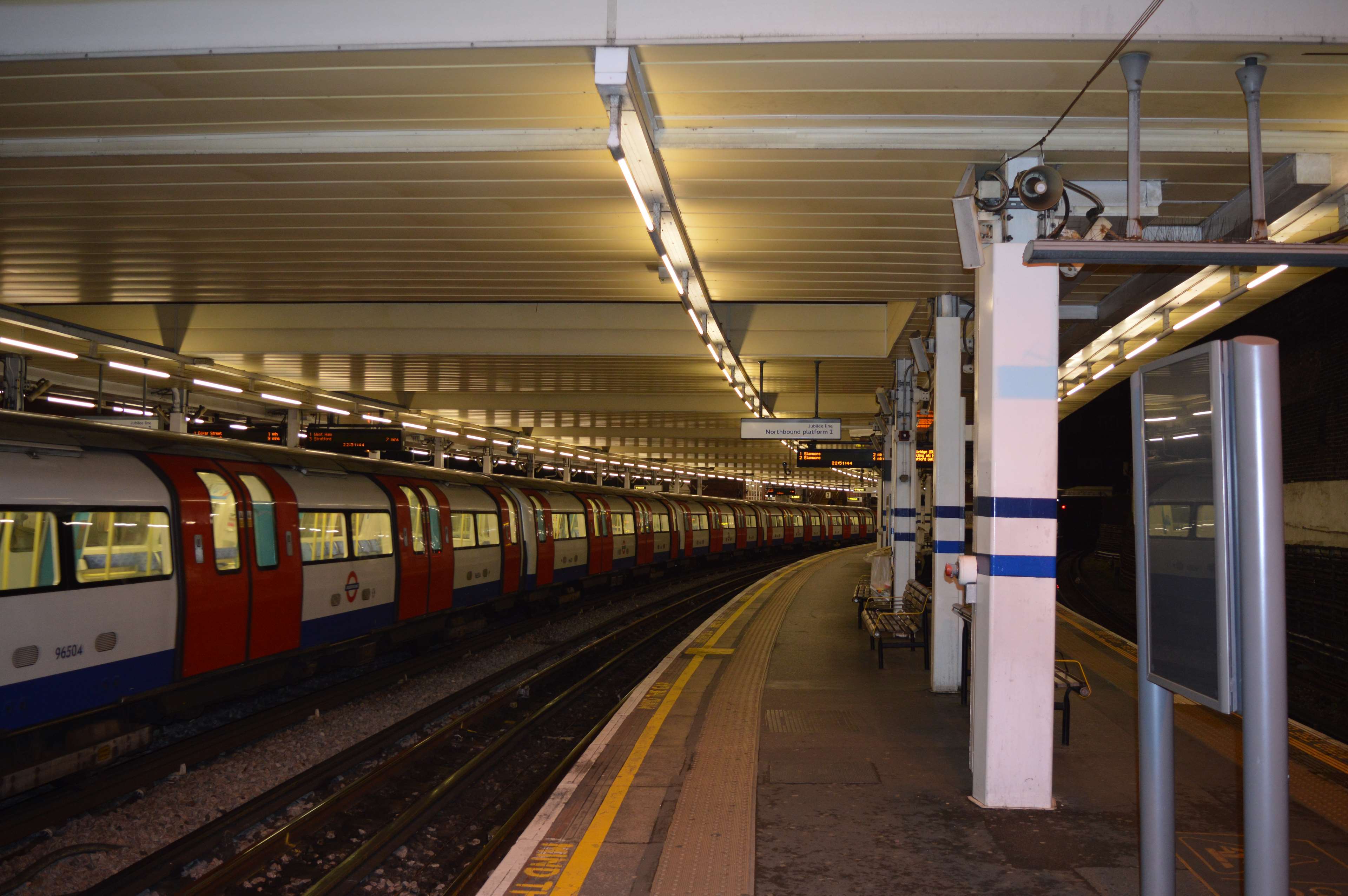 london tube, london underground train 4k wallpaper