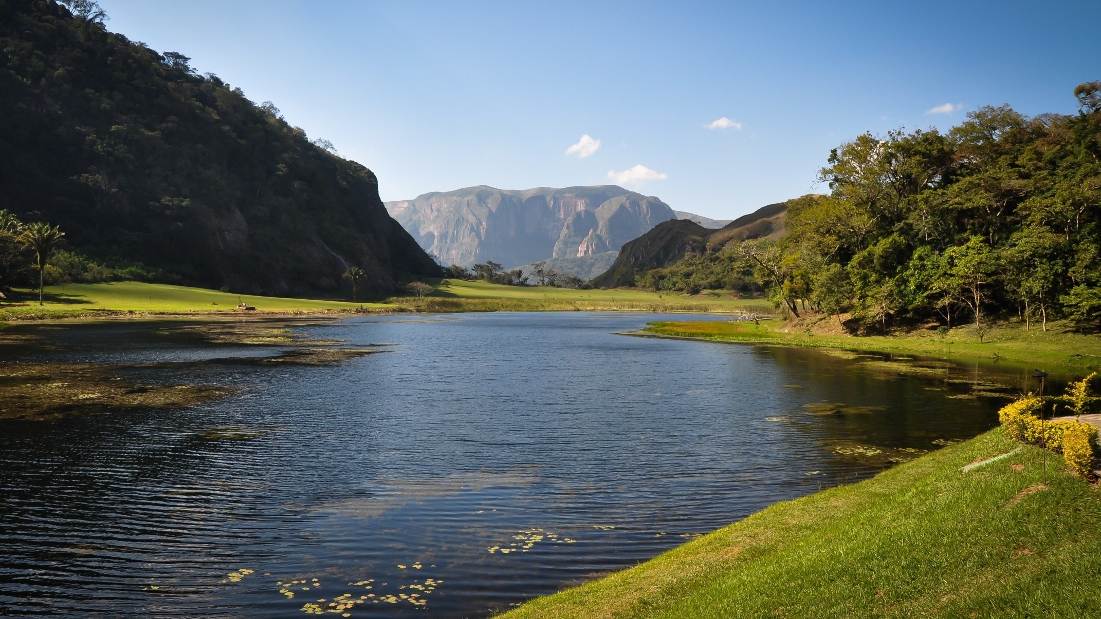 Download 2142x1206 Golf paradise bolivia lakes samaipata 2142x1206