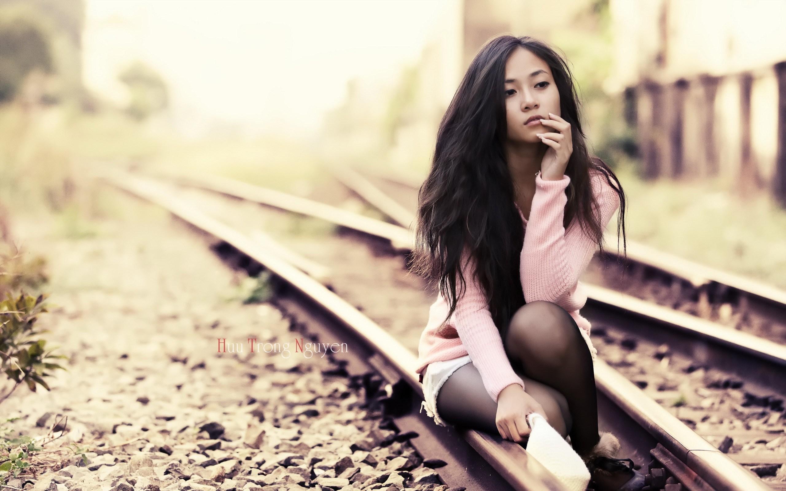 Railway Beauty Asian Girl Desktop Wallpaper