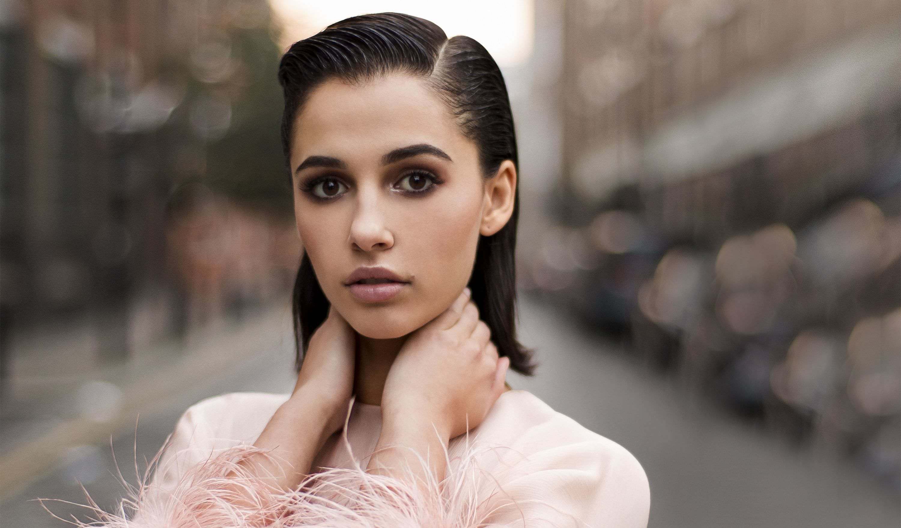 Naomi Scott Aka Jasmine Aladdin Actress 1600x900 Resolution