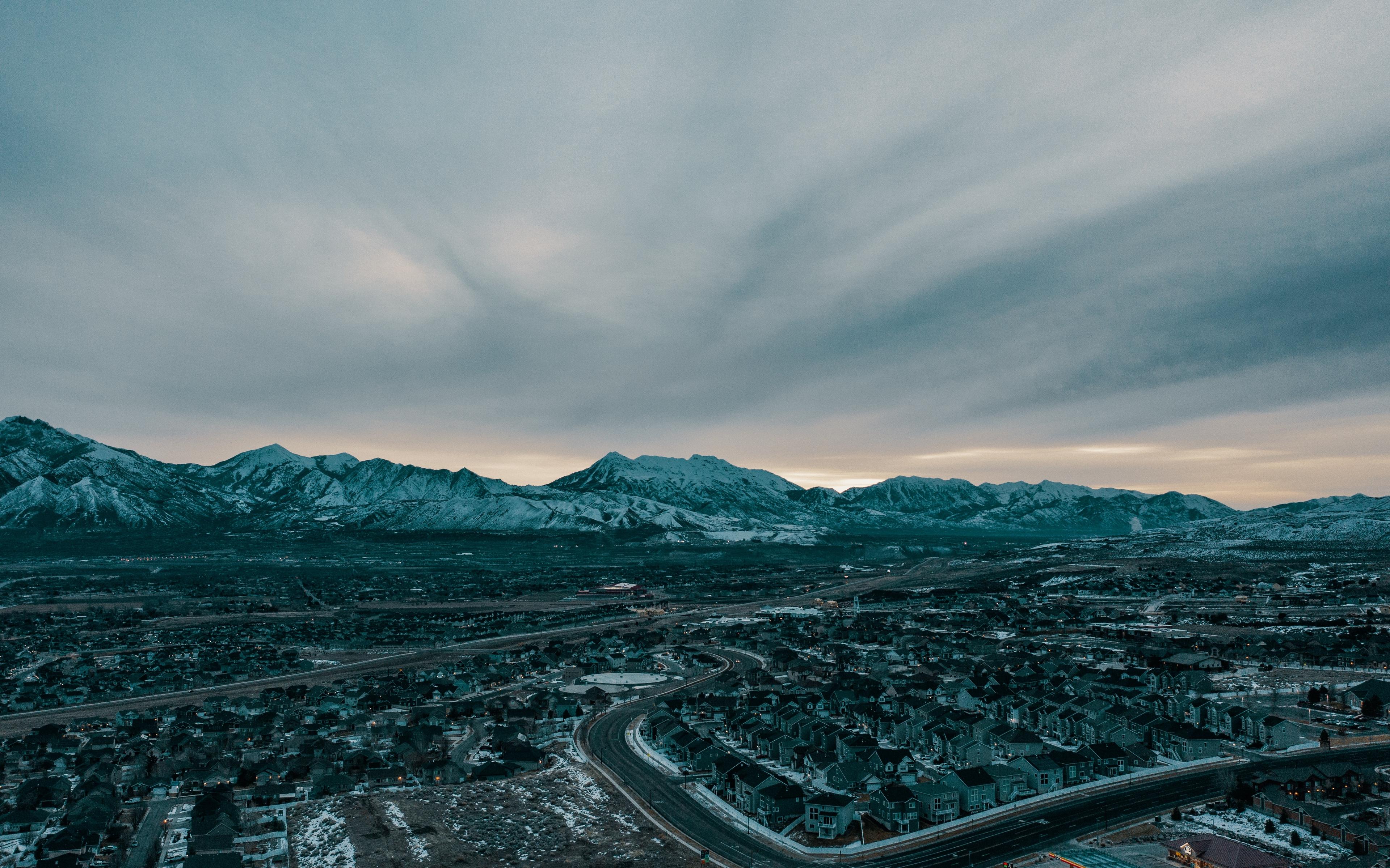 Download wallpaper 3840x2400 mountains, aerial view, village, snowy
