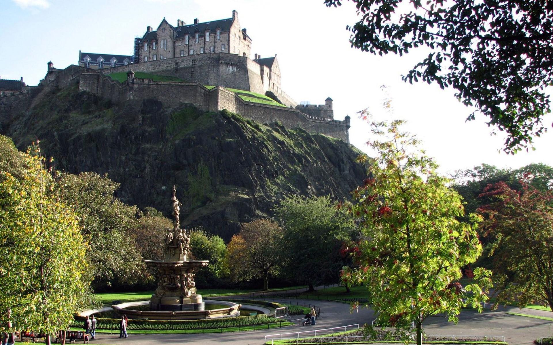 Beautiful Edinburgh Castle in Scotland Wallpaper