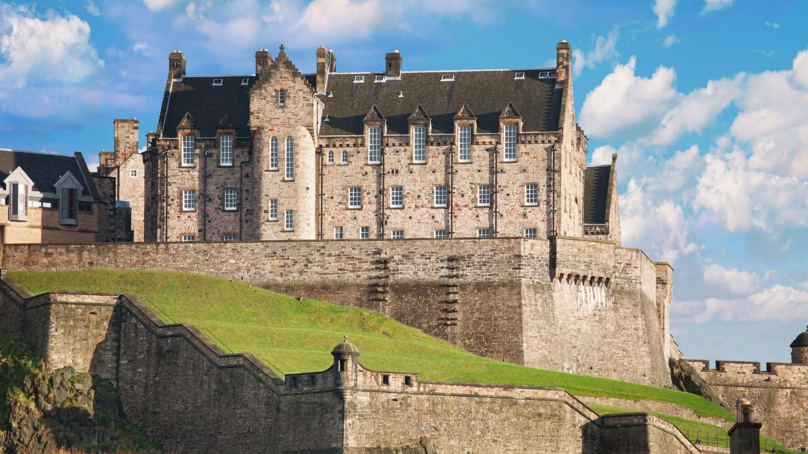 Edinburgh Castle Tour. SANDEMANs NEW Europe