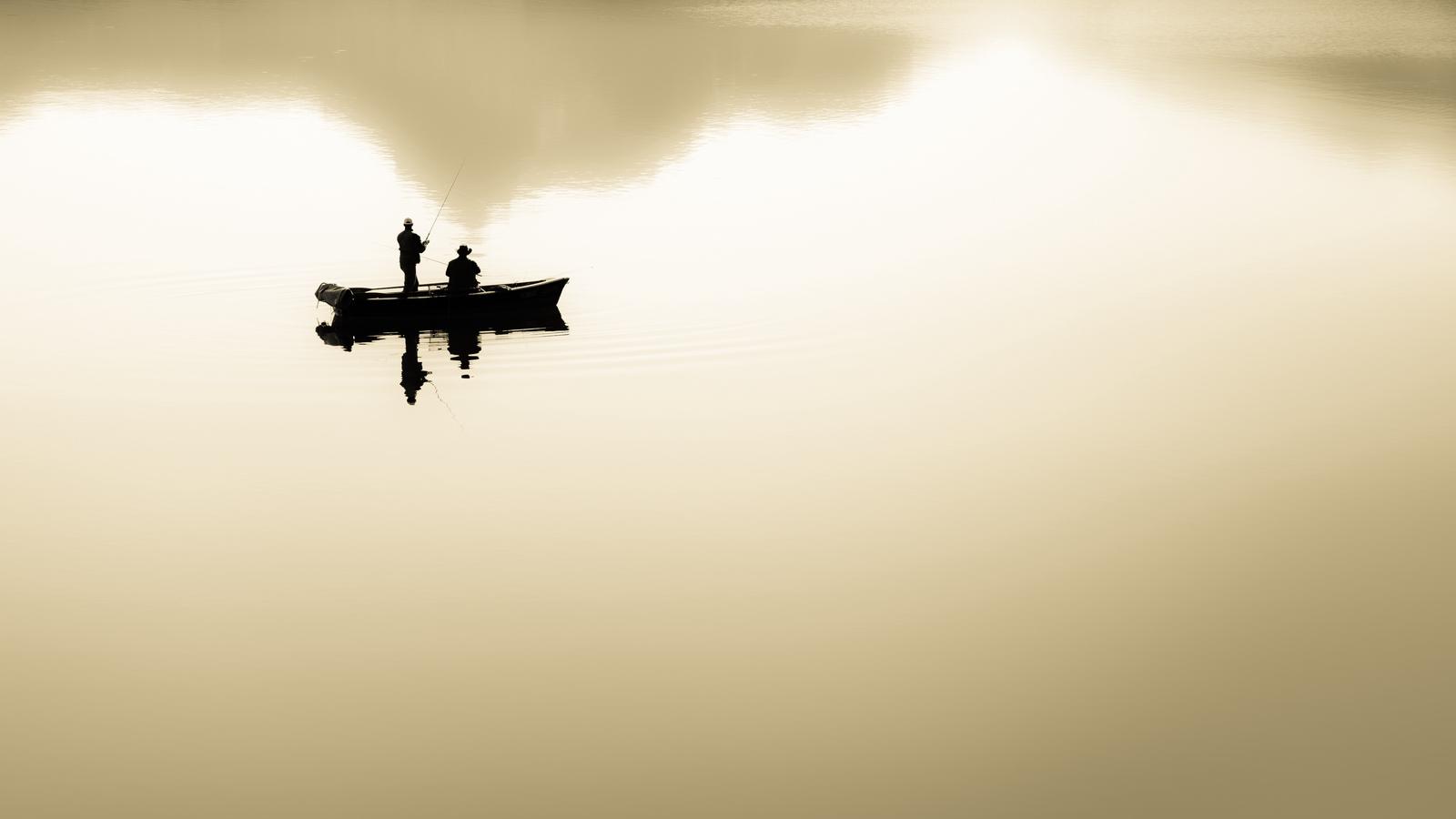 Download wallpaper 1600x900 fishermen, boat, lake, silhouettes