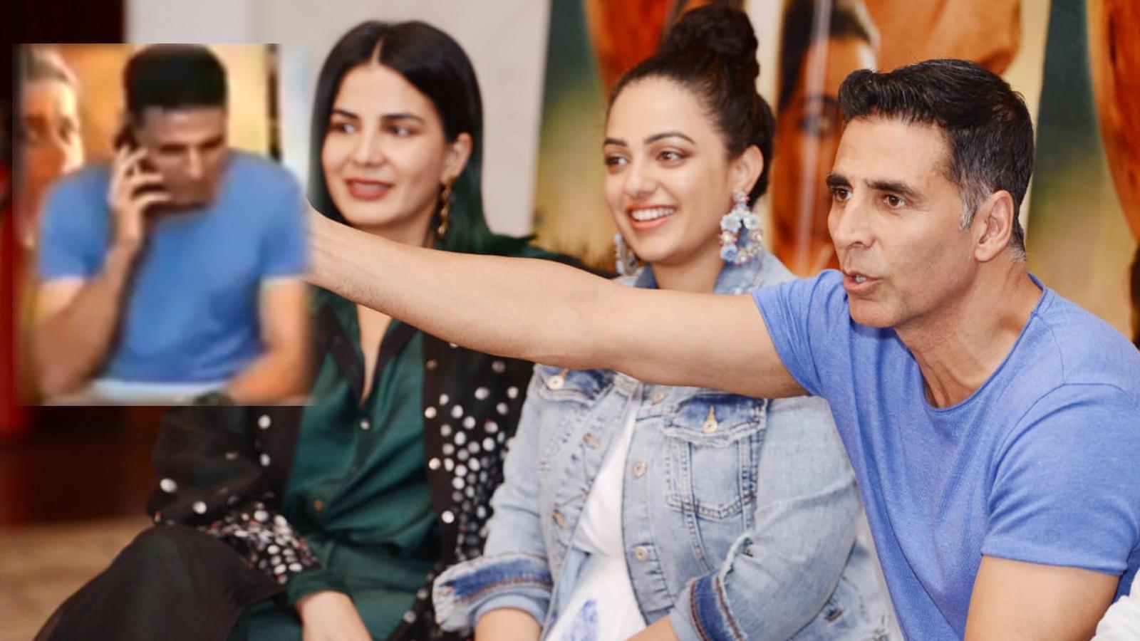 Watch: Akshay Kumar answers a journalist's phone during 'Mission