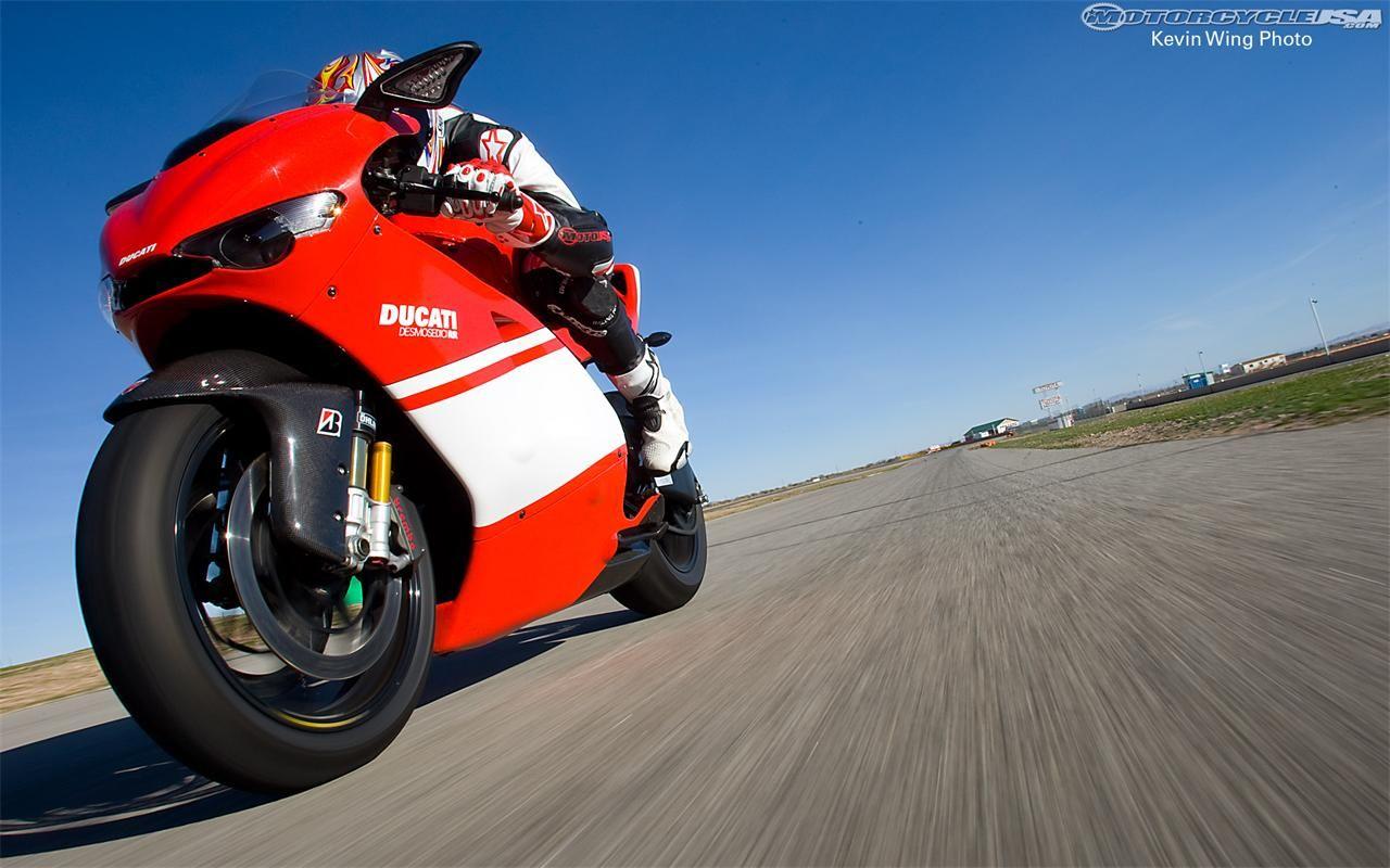 To Download or Set this Free Ducati Desmo Wallpaper as the Desktop