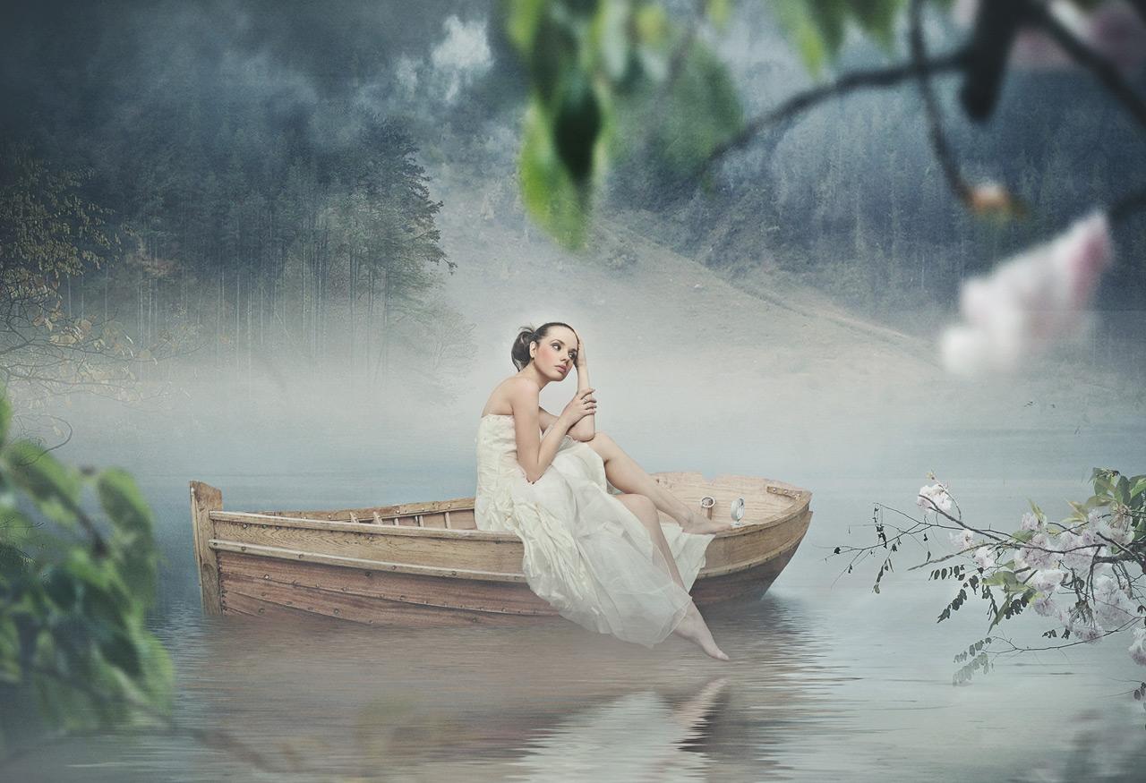 Girl on Boat HD Wallpaper 21842