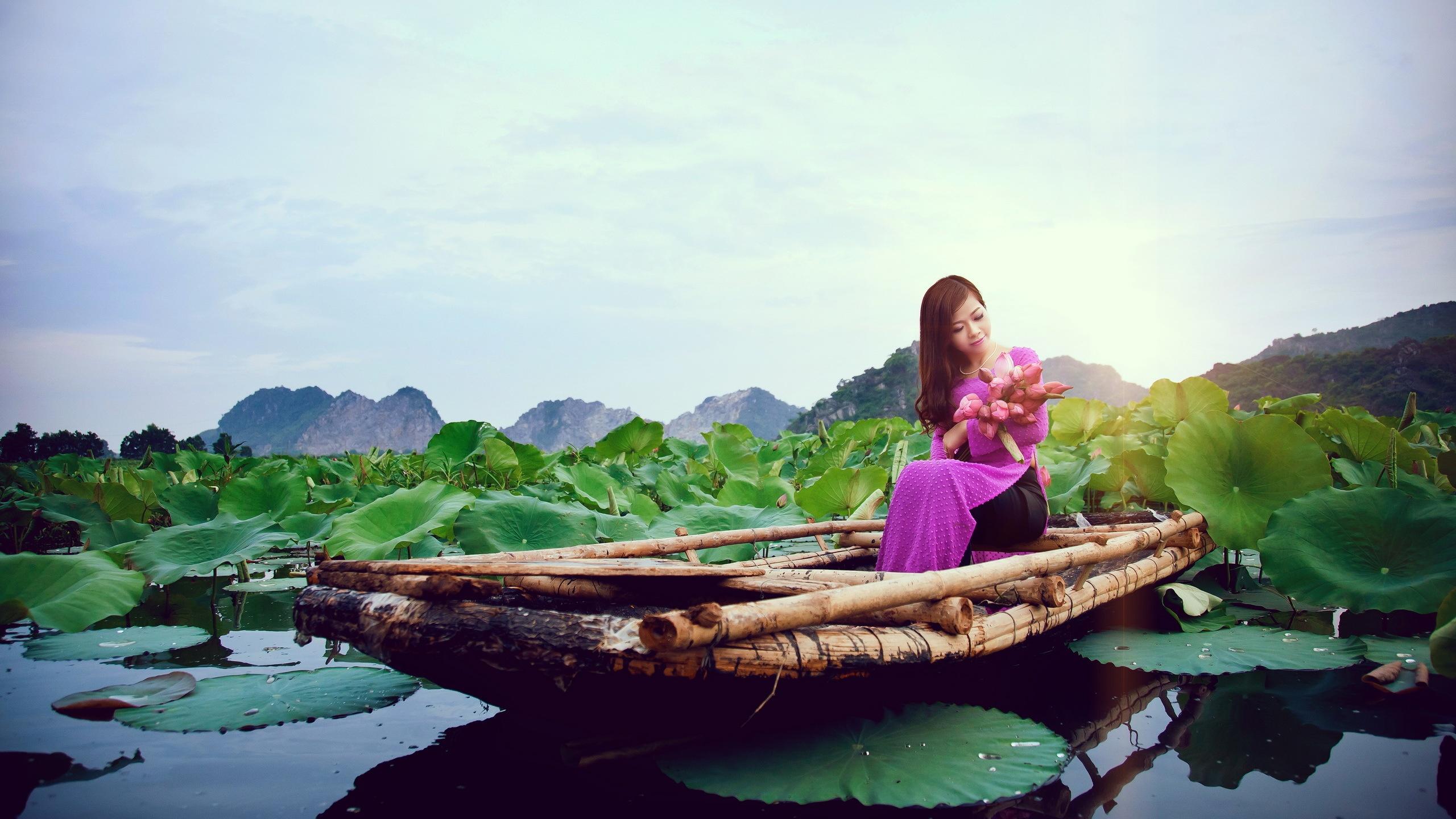 Wallpaper Chinese girl, purple dress, boat, lotus, lake 2560x1600