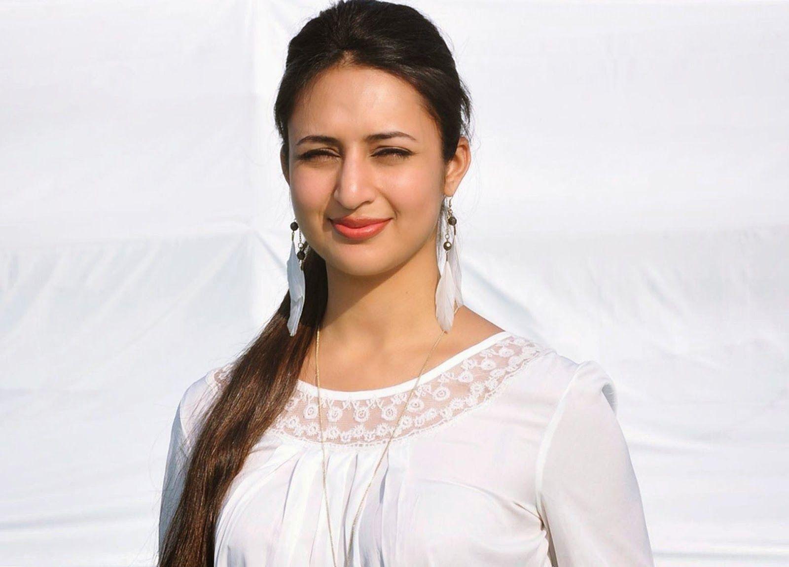 Divyanka Tripathi HD Wallpaper. Indian TV Shows. Unseen image
