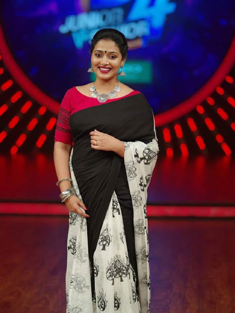 Anu Sithara Photo: Mollywood actress Anu Sithara hot & HD