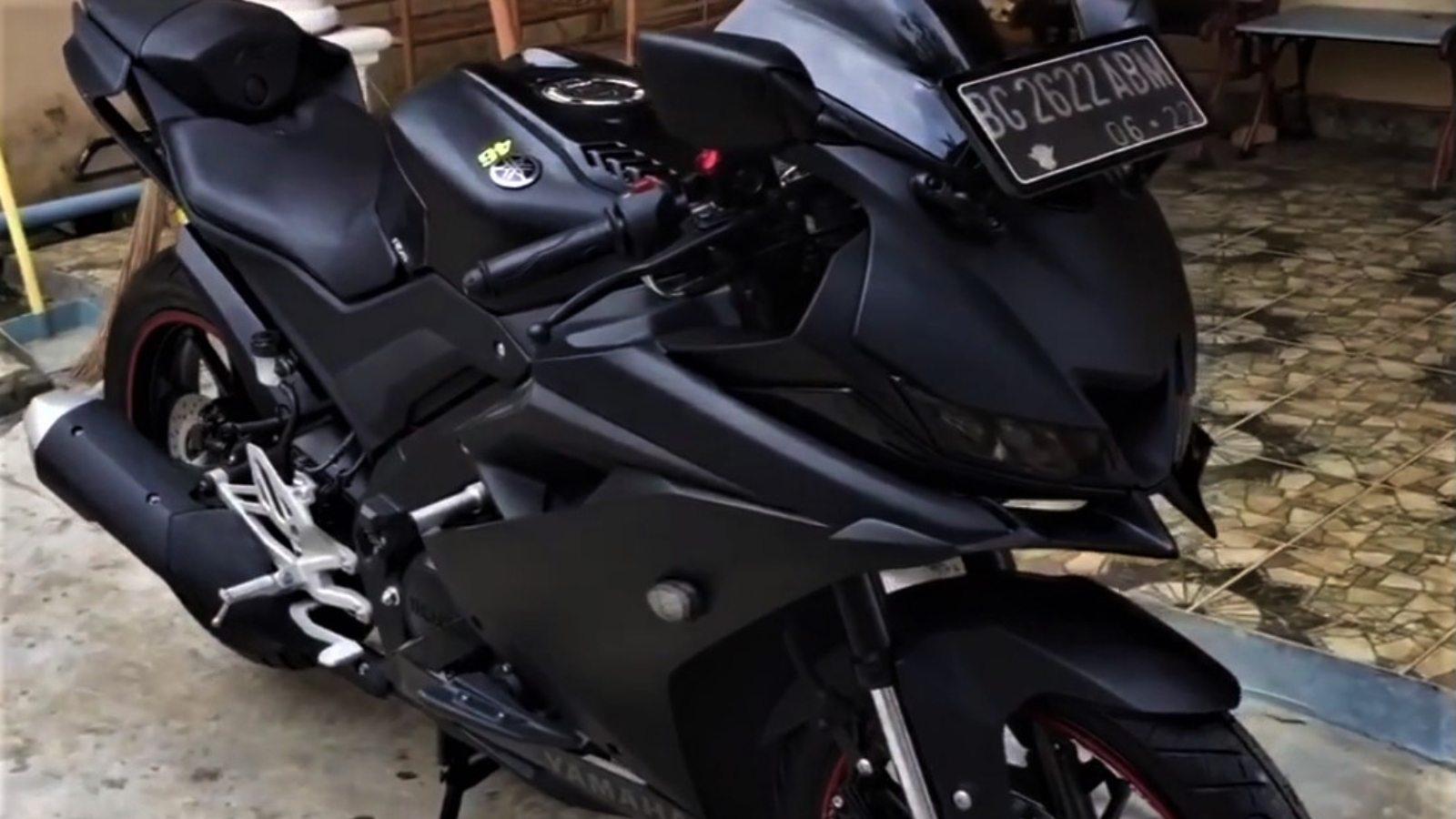 VIDEO: This Southeast Asian Yamaha R15 Darknight Is Darker Than
