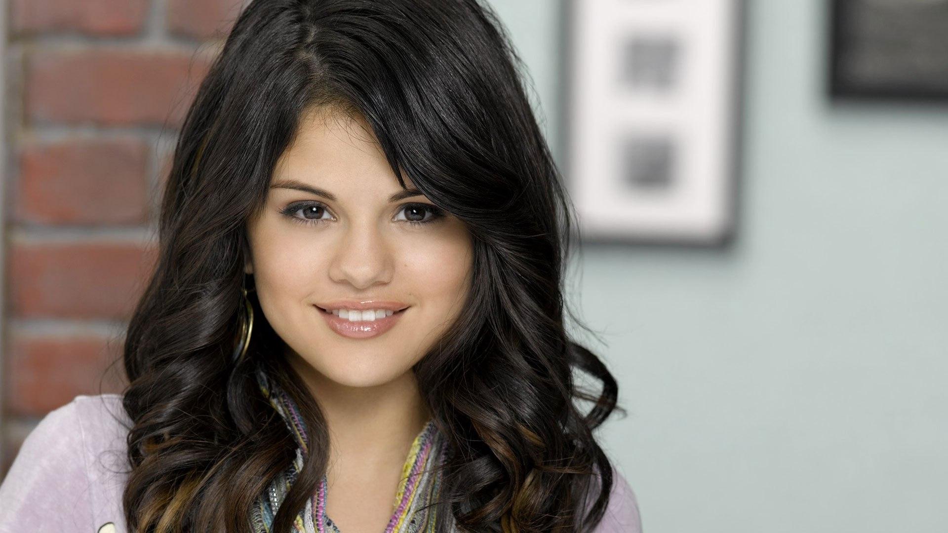 Selena Gomez Smile Face Brunette Wallpaper
