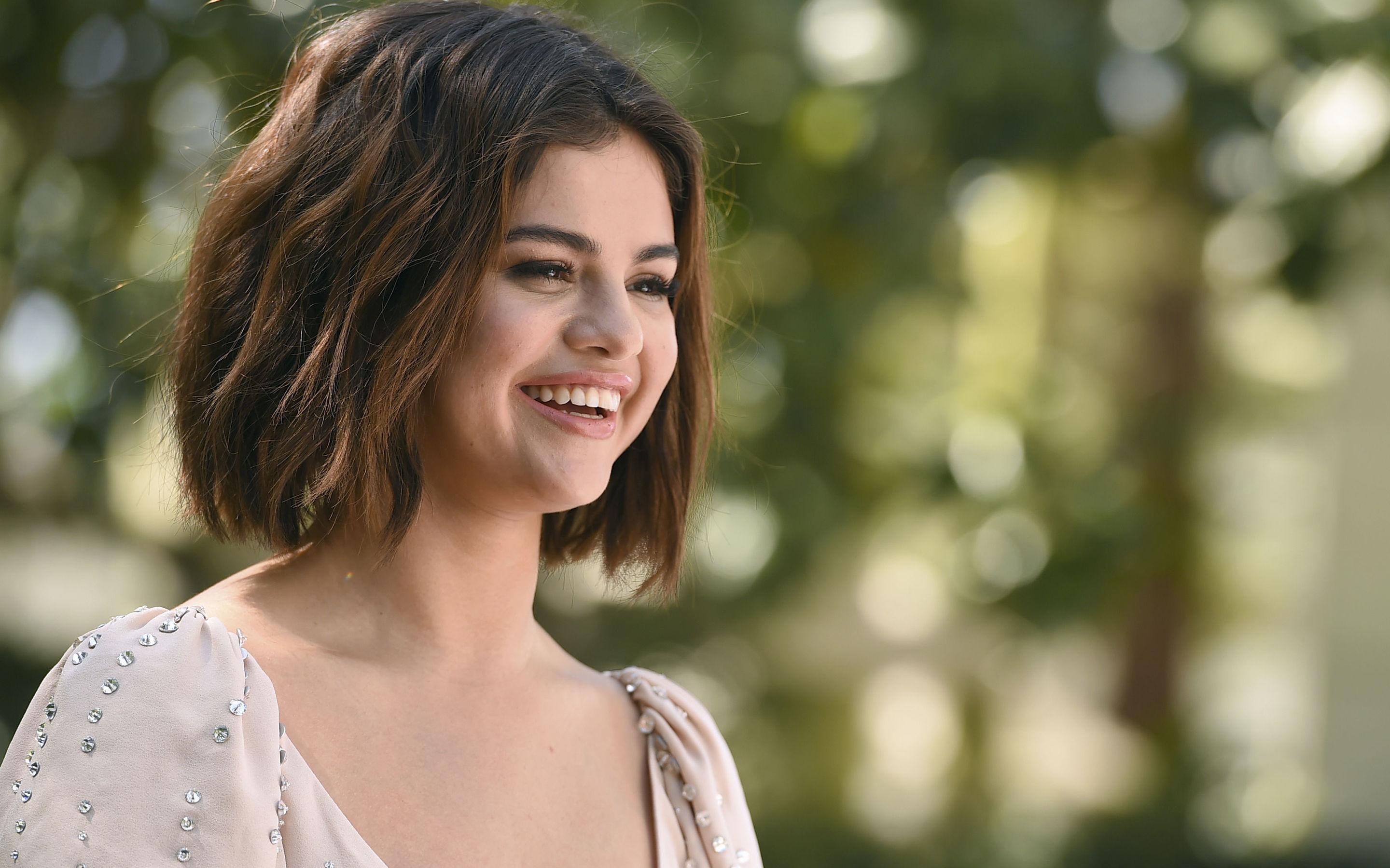 Download wallpaper Selena Gomez, smile, photohoot, beauty