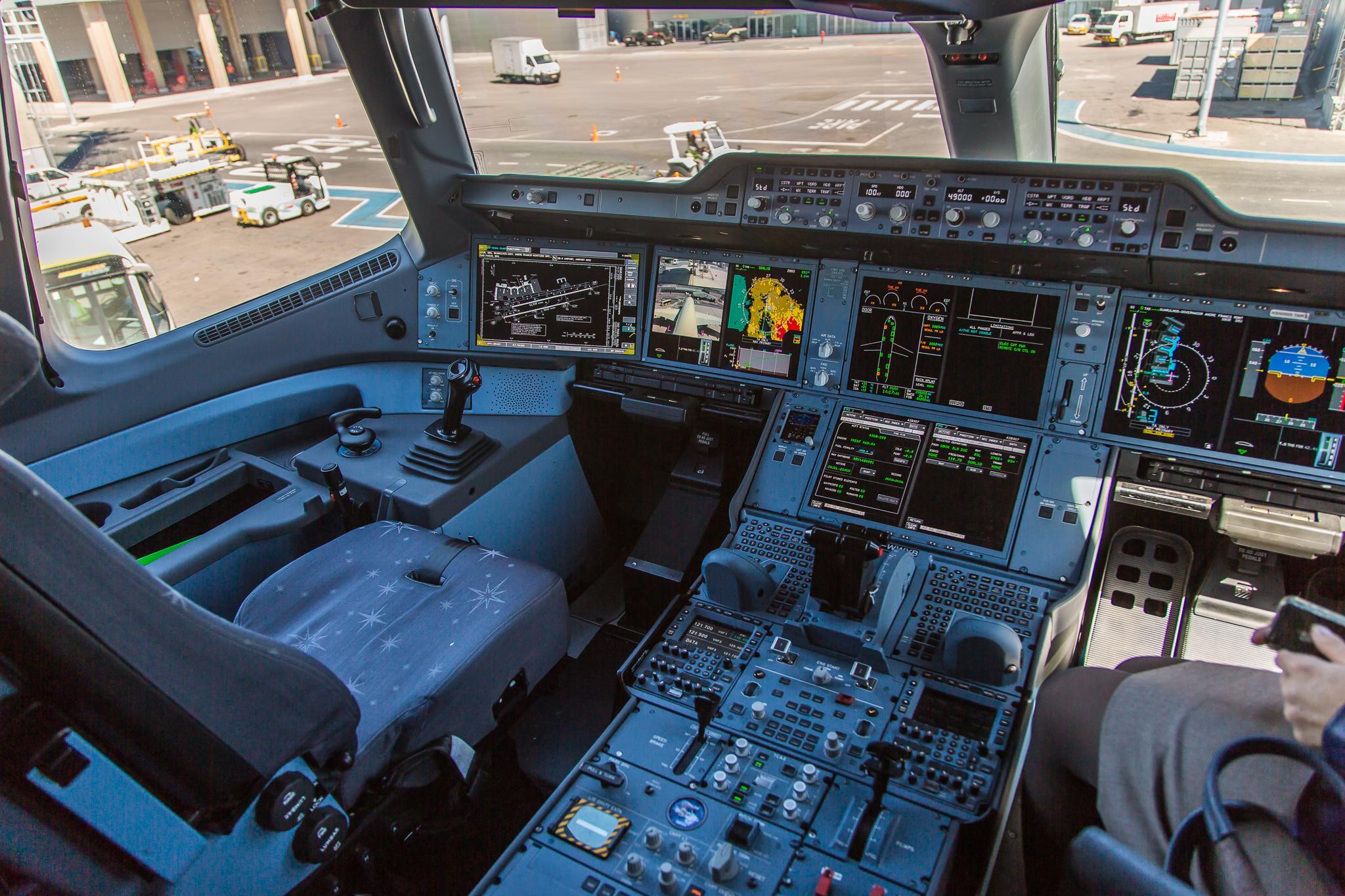 Fichier:Airbus A 350 XWB F WWYB Cockpit