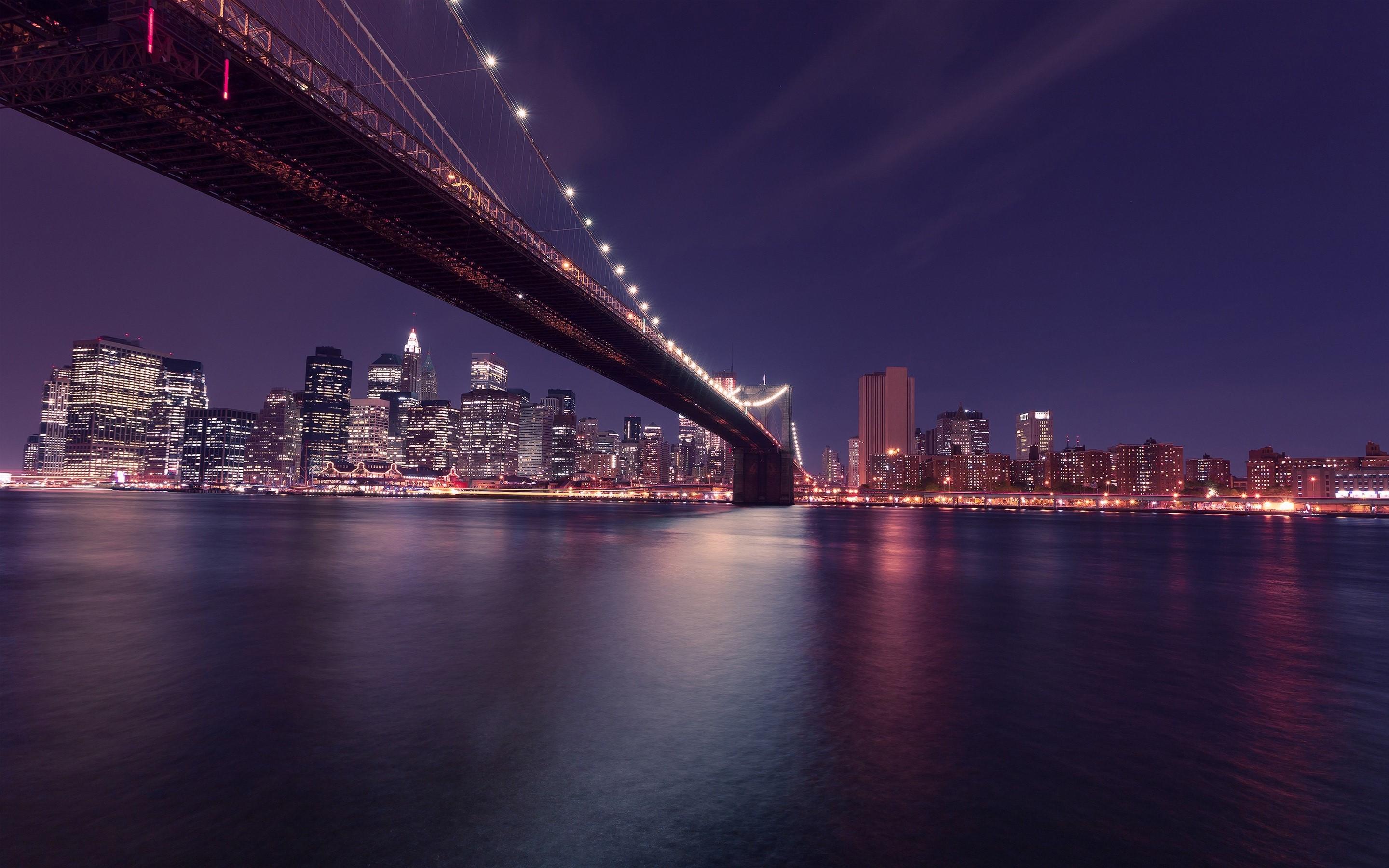 Brooklyn Bridge to Manhattan in New York Wallpaper