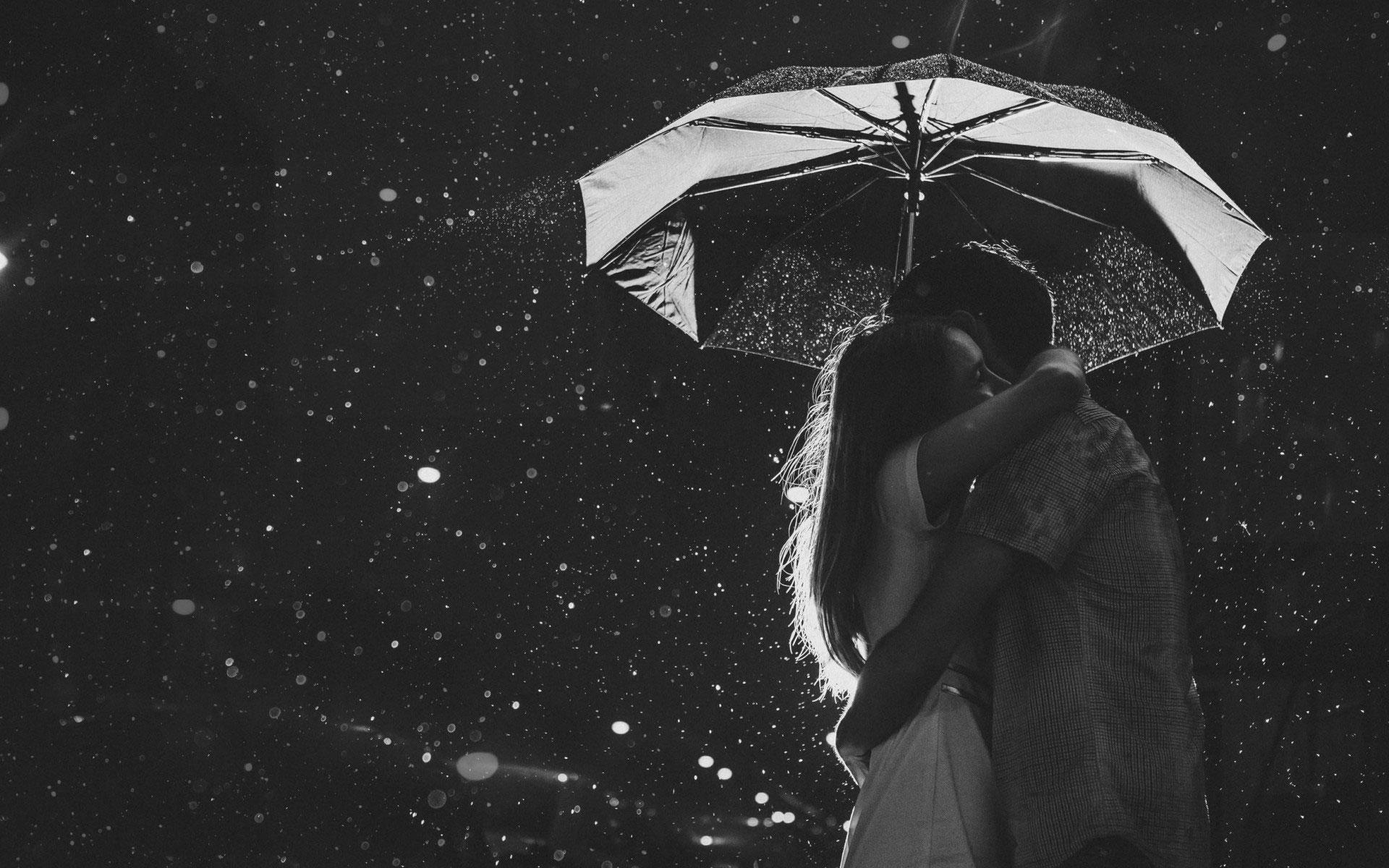 Love Couple's Romance in the Rain Wallpaper
