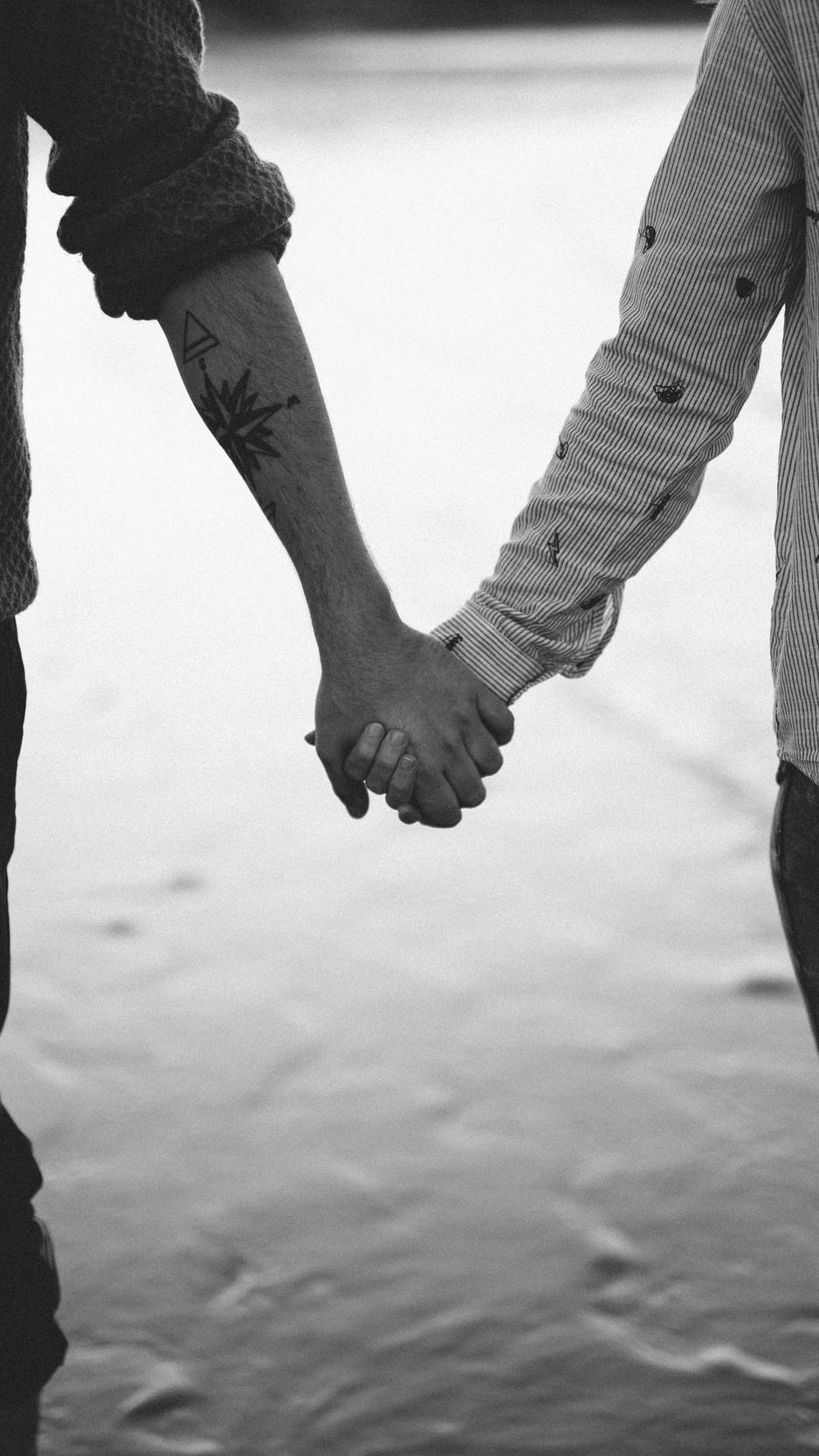 Download wallpaper 938x1668 hands, couple, bw, love iphone 8