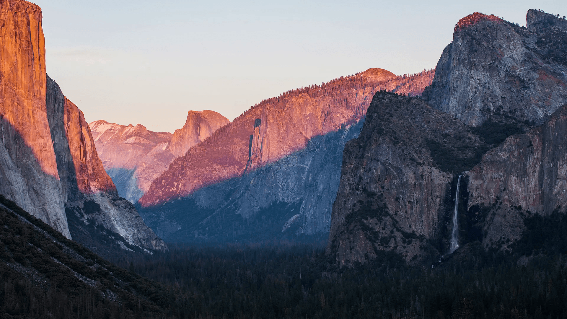 Time lapse of the sun setting over Yosemite Valley with Half Dome in the background. Stock Video Footage