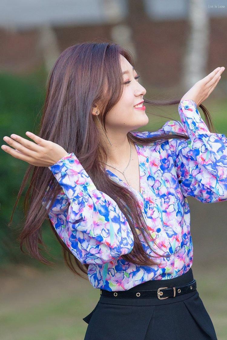 gowon doing things ✧ˊ˗ a Twitter: ˚・ﾟchoerry wallpaper in honour of her birthday pt.4 !! - like / rt if you use ˎˊ˗ ; #loona ; # wallpaper ; #