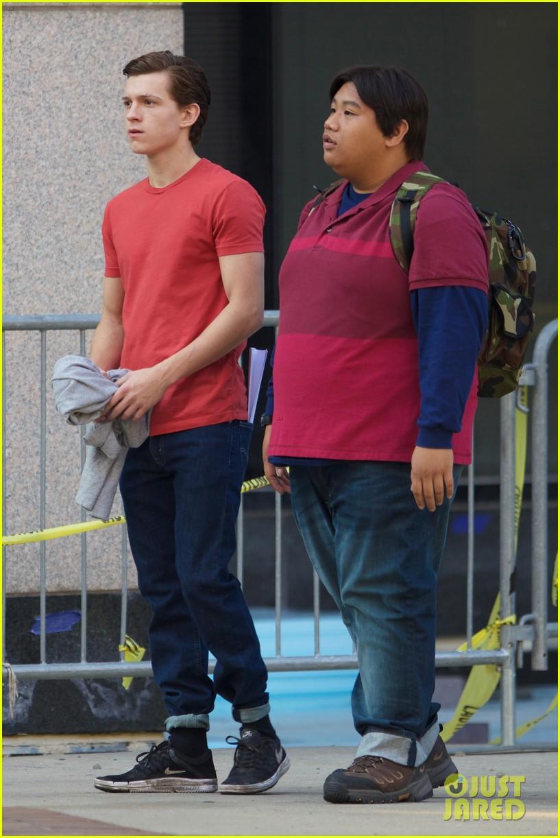 New SPIDER MAN: HOMECOMING Set Pics Feature Peter Parker Chatting