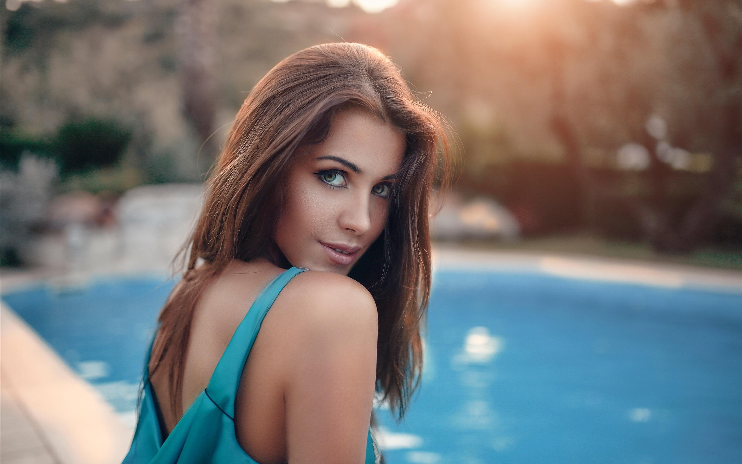 Wallpaper Sweet girl look back, pool, sun 2560x1600 HD Picture, Image
