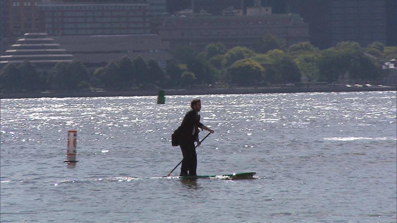 Man in suit crosses Hudson River on SUP to make meeting on time