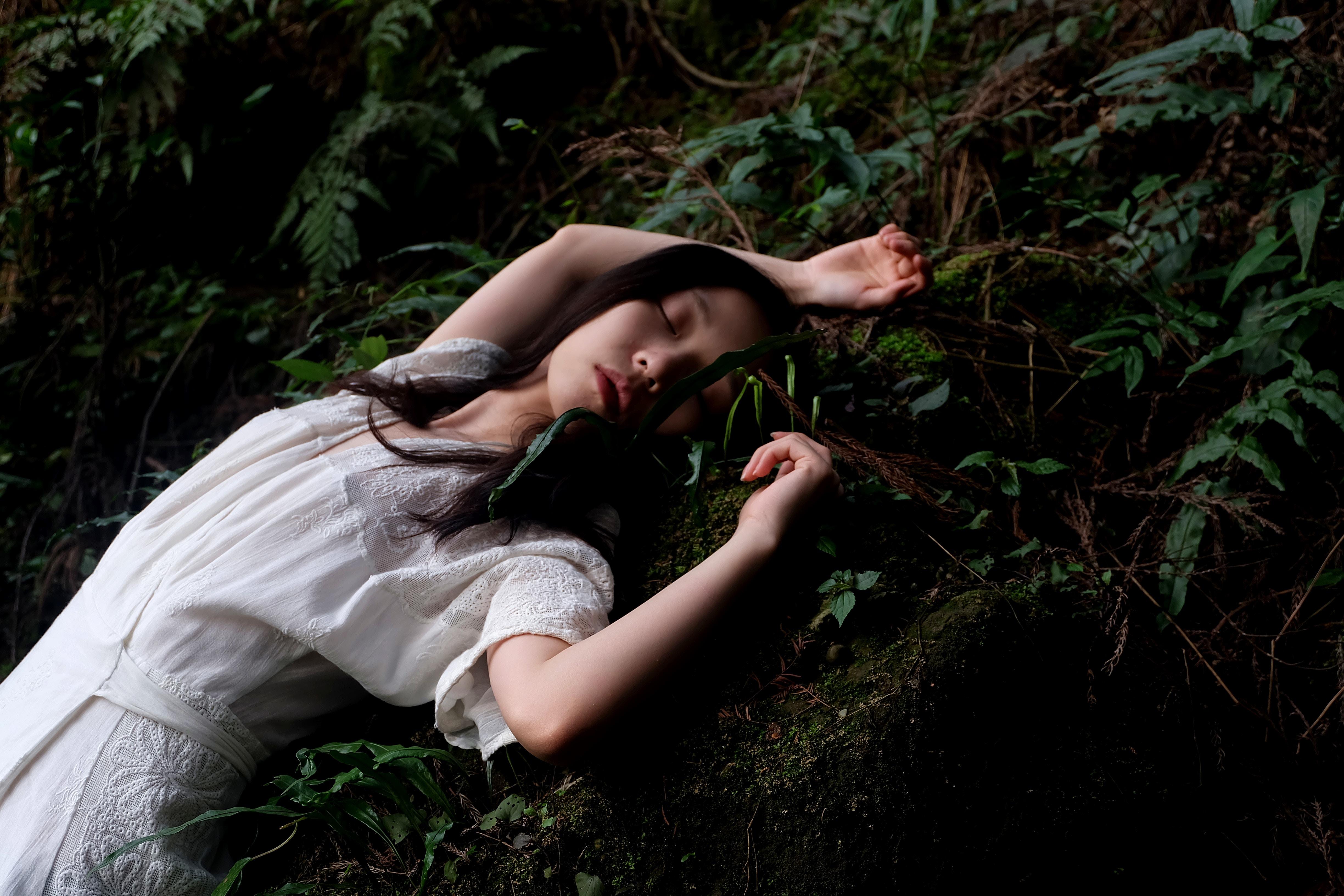 4896x3264 #sleep, #lady, #lolitum, #rest, #forest, #fern