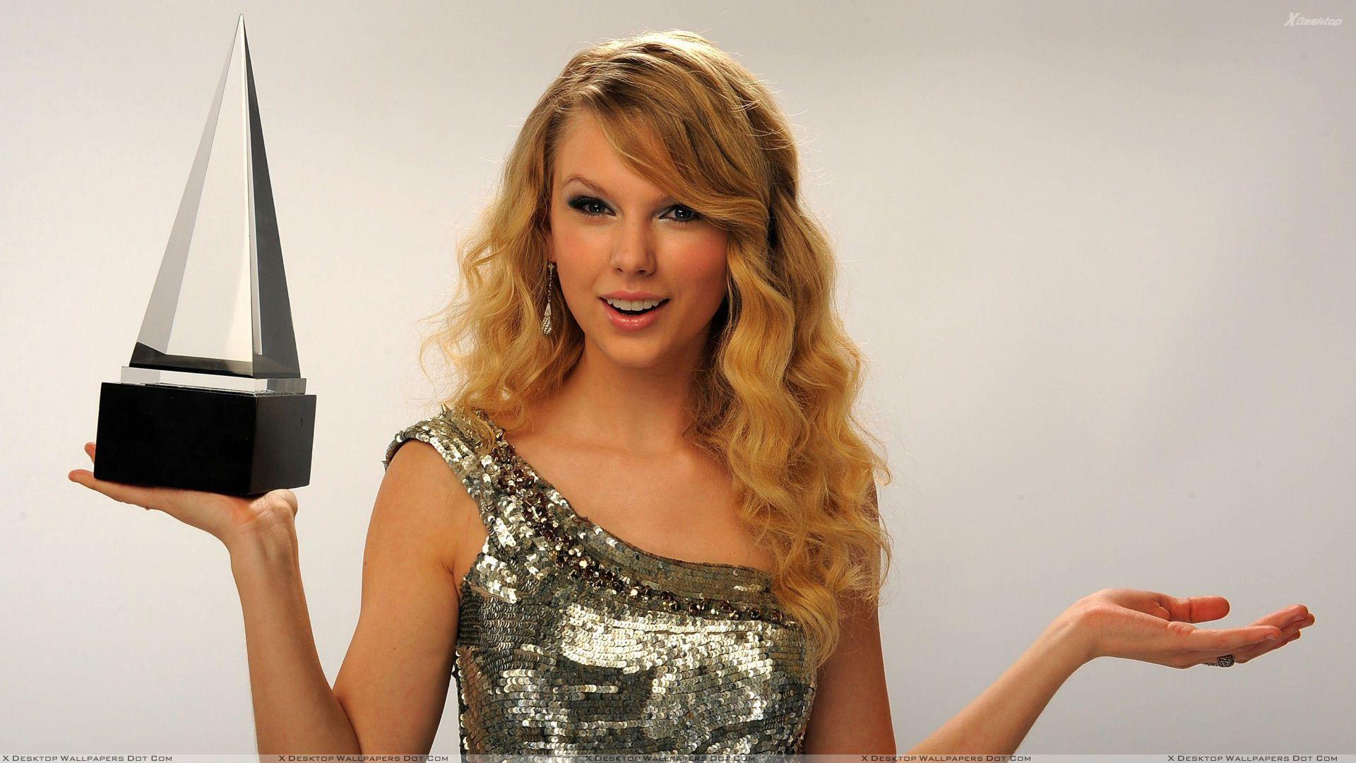 Taylor Swift Piramid In Hand Photohoot Wallpaper