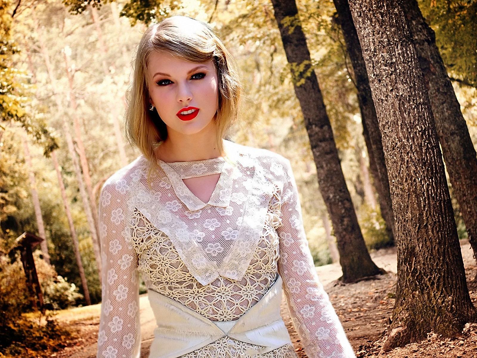 Taylor Swift Outdoors Widescreen Wallpaper. Wide Wallpaper.NET