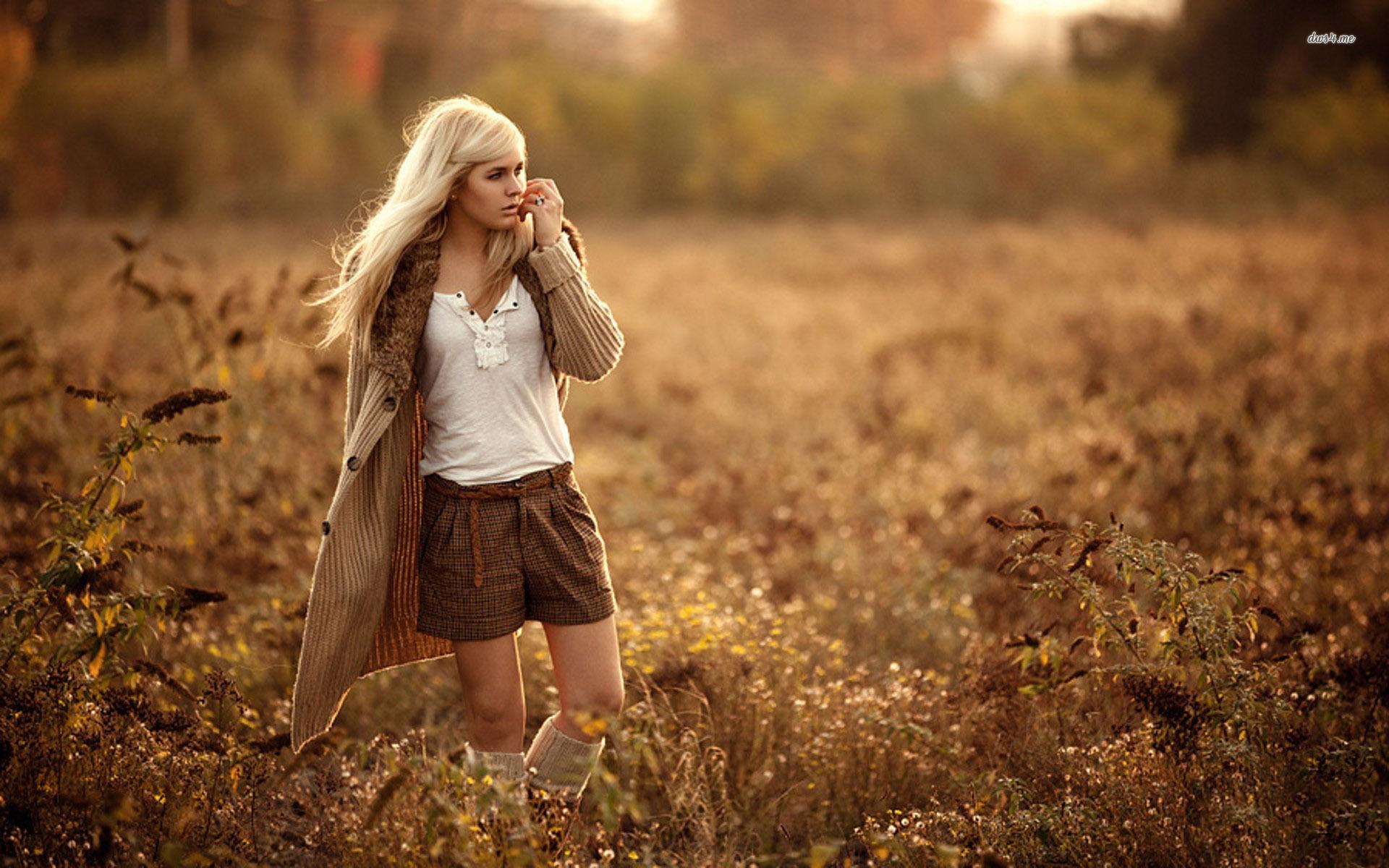 Girl on the autumn field wallpaper wallpaper