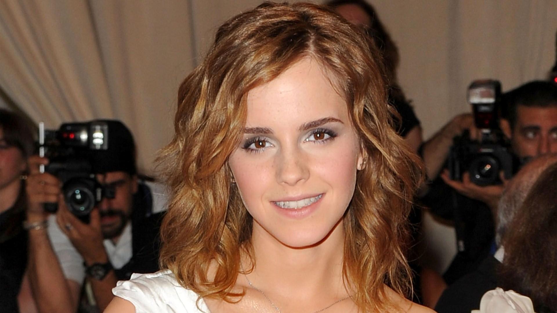 Popular English Movie Actress Emma Watson with Cute Smile HD