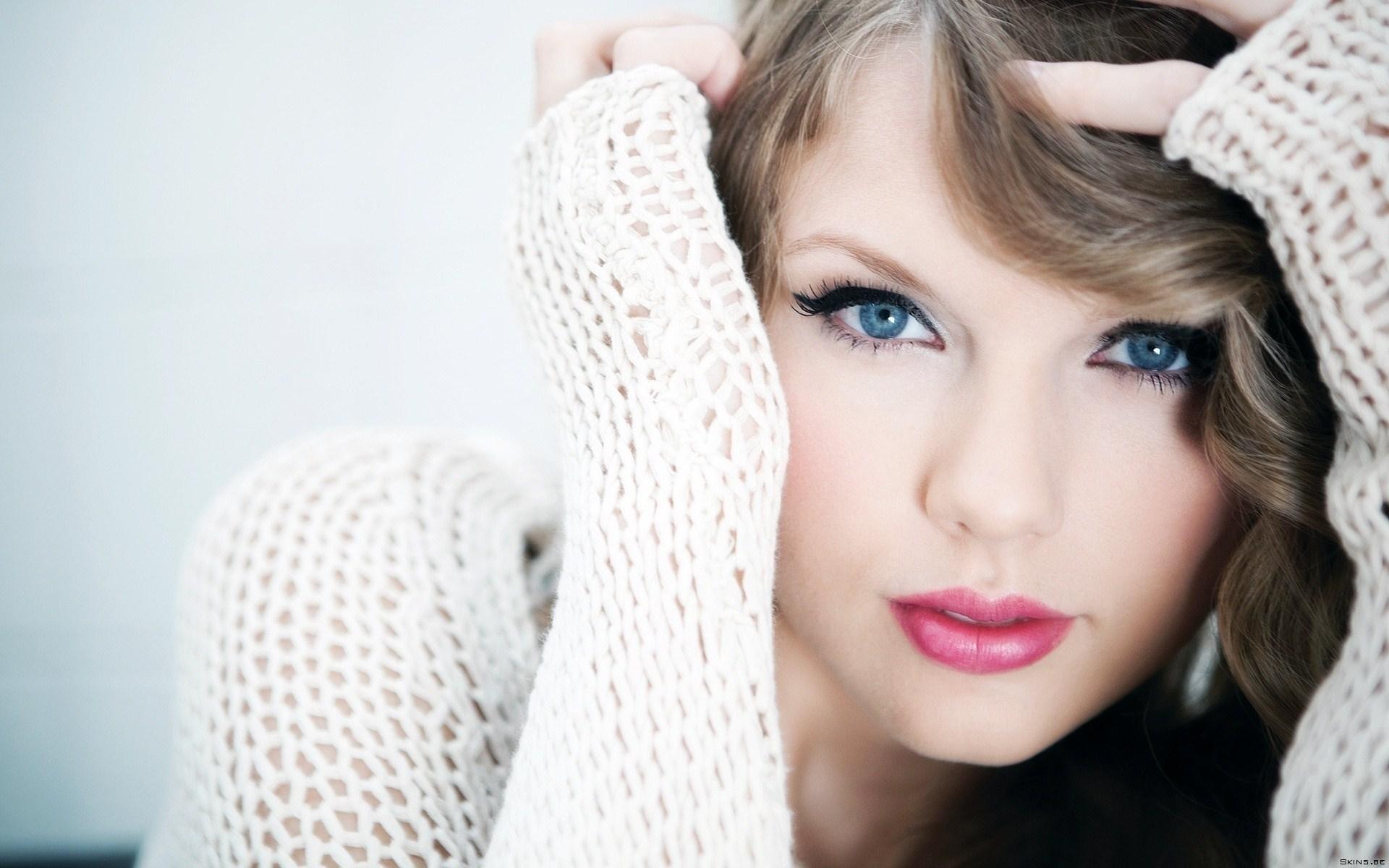 Taylor Swift Blonde Singer Girl wallpaperx1200