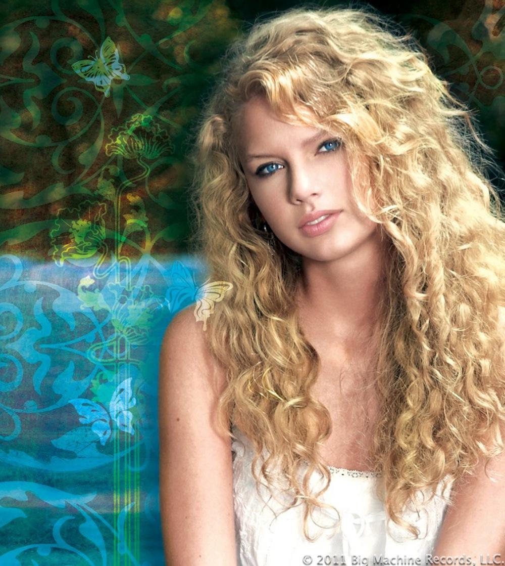 Taylor Swift Blonde Curly Hair Wallpaper