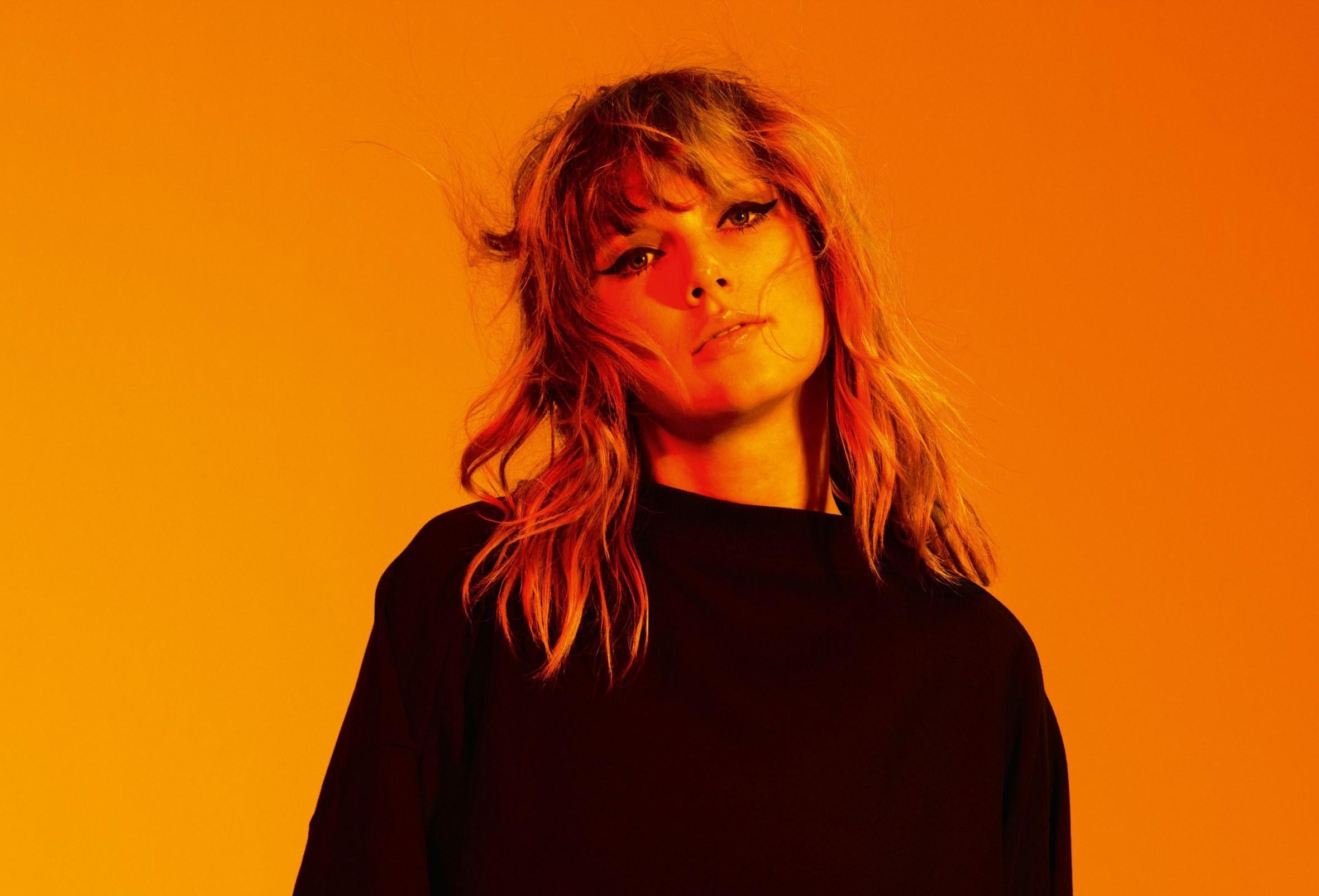 Download 2362x1605 Taylor Swift, Singer, Blonde Wallpaper