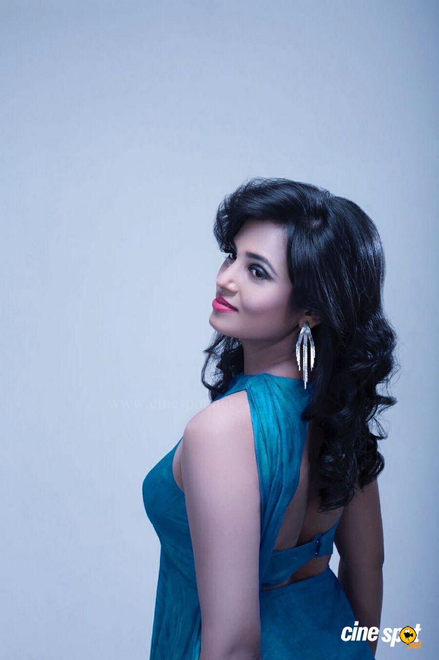 Actress Ramya Pandian Photohoot