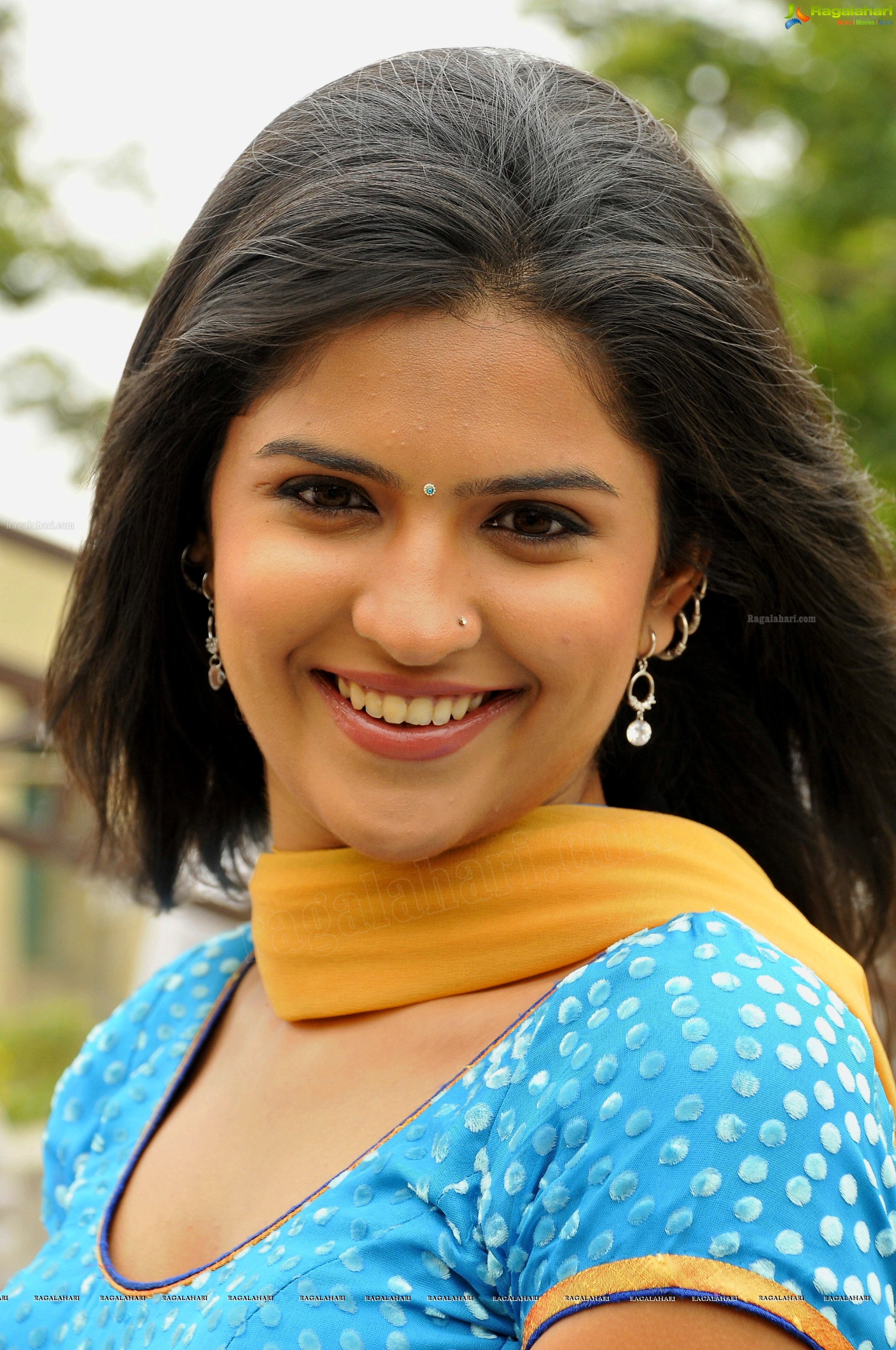Deeksha Seth Tamil Actress HD Wallpaper Hot Pics photo image